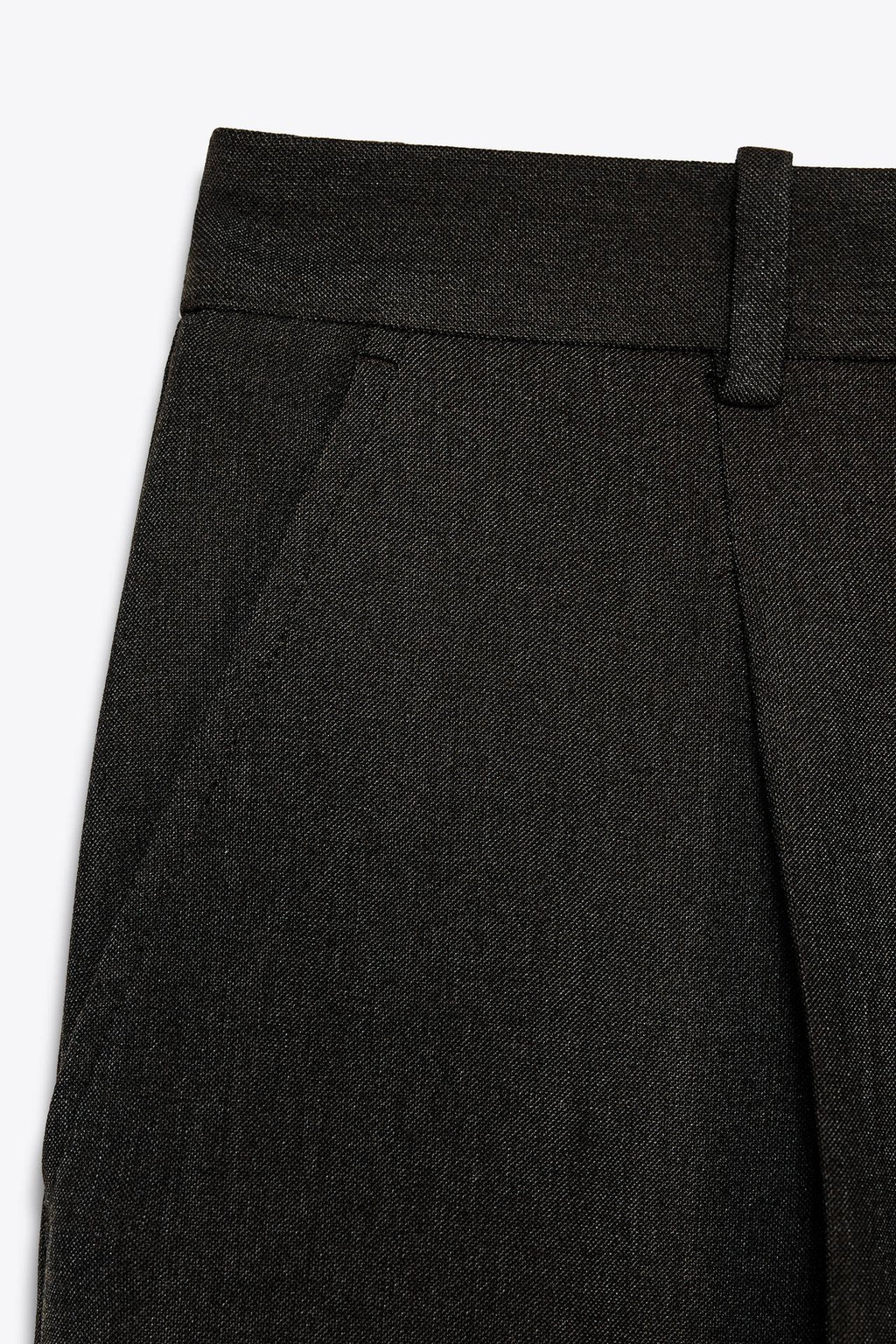 BERMUDA MIT FRONTFALTEN UND HOHER TAILLE