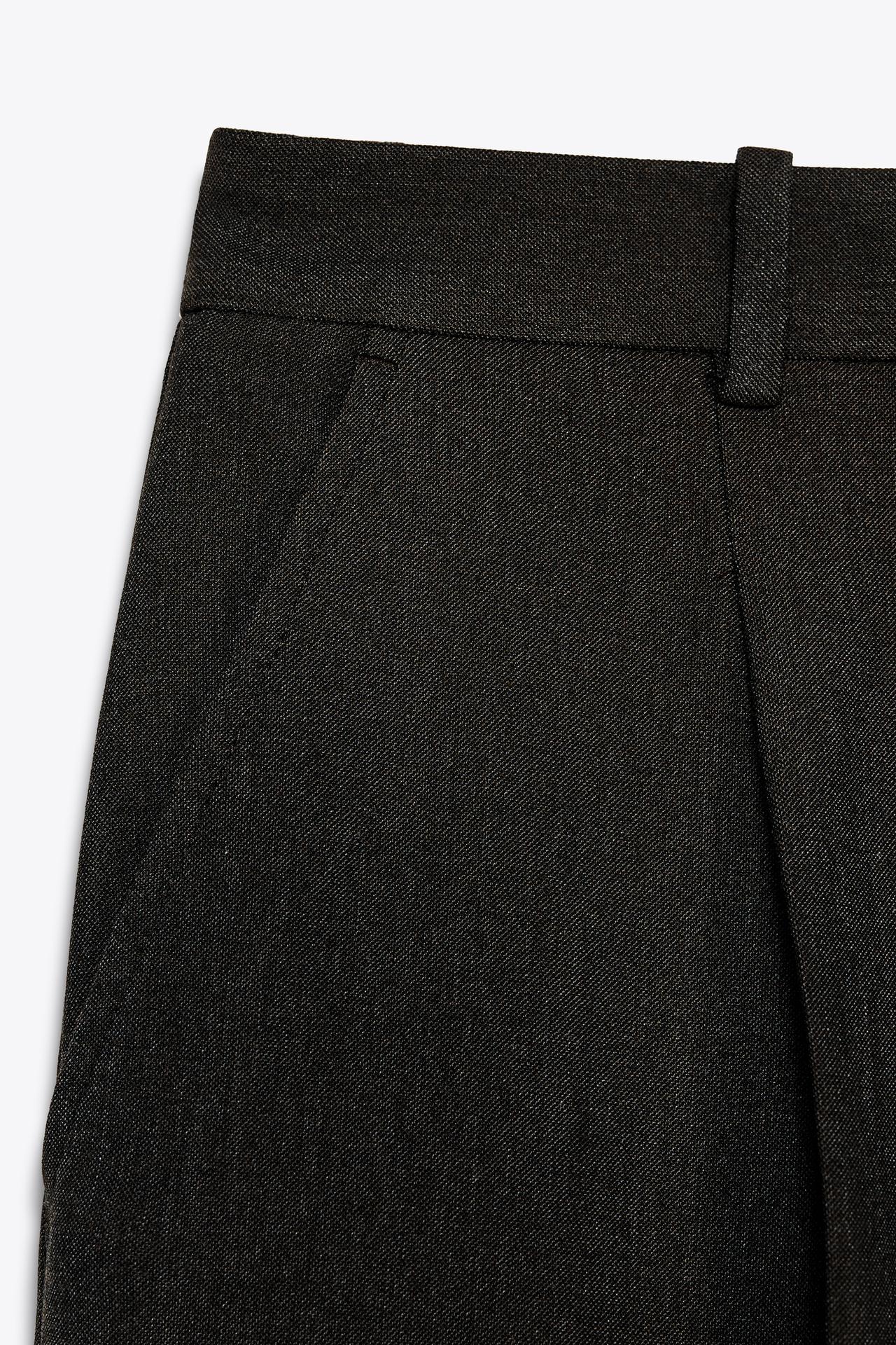 BERMUDA MIT FRONTFALTEN UND HOHER TAILLE