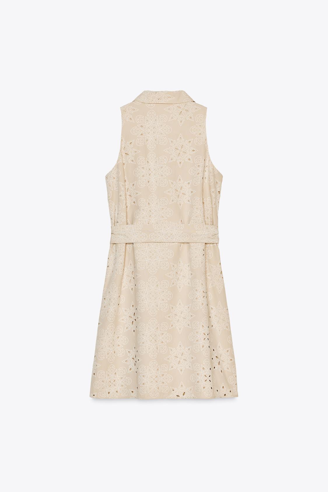 ÄRMELLOSES KLEID MIT STICKEREIDETAILS UND GÜRTEL