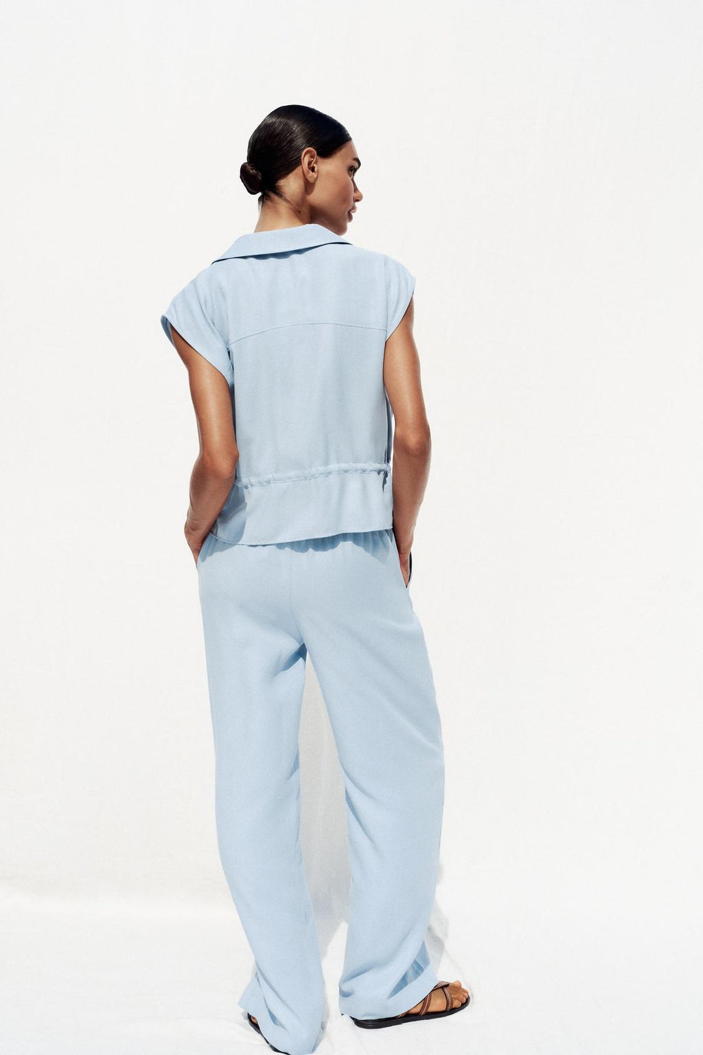 ÄRMELLOSE SAFARI-BLUSE MIT KORDBUND