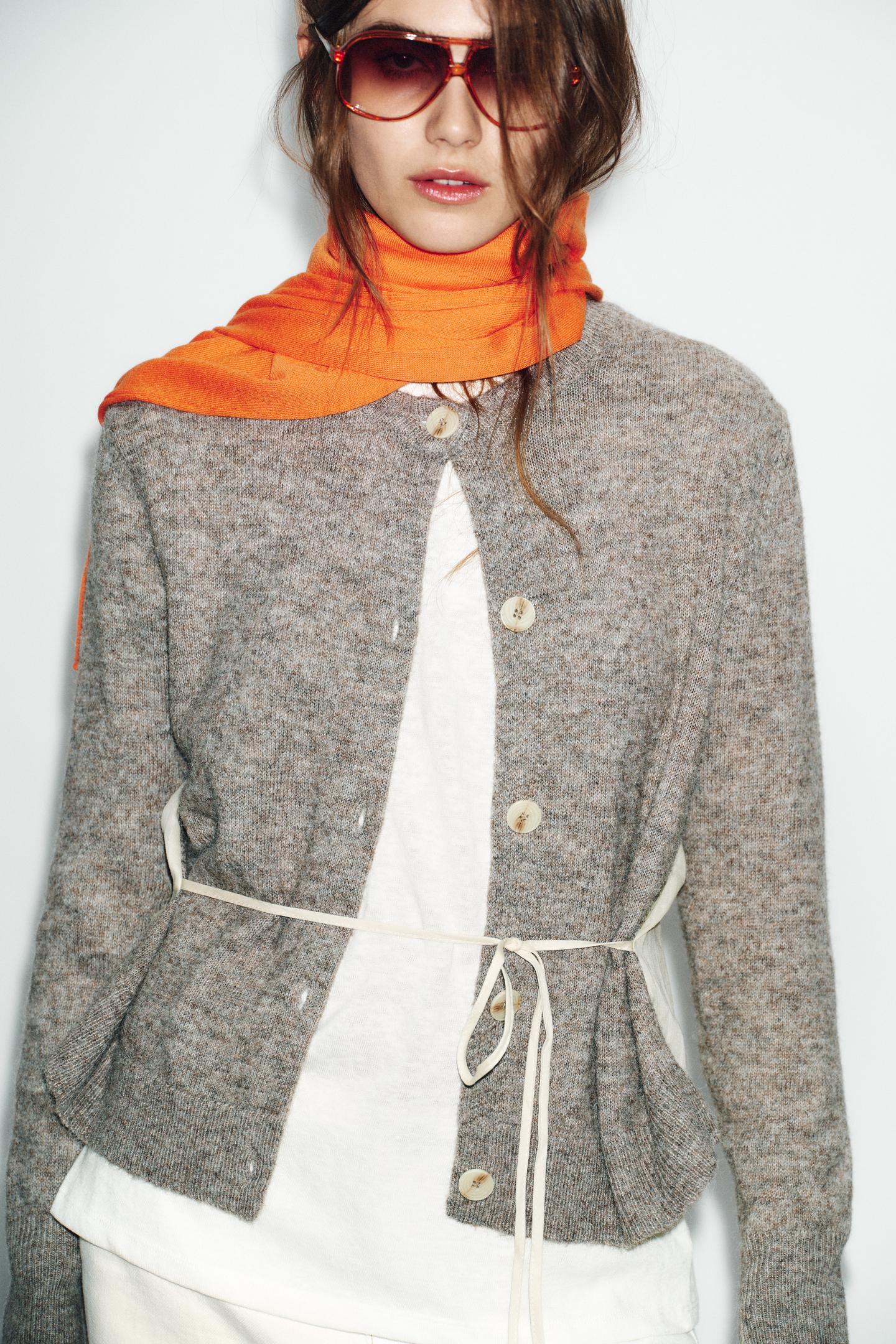GILET EN MAILLE BIMATIÈRE AVEC CEINTURE