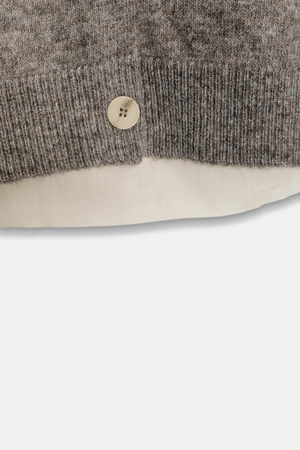 GILET EN MAILLE BIMATIÈRE AVEC CEINTURE