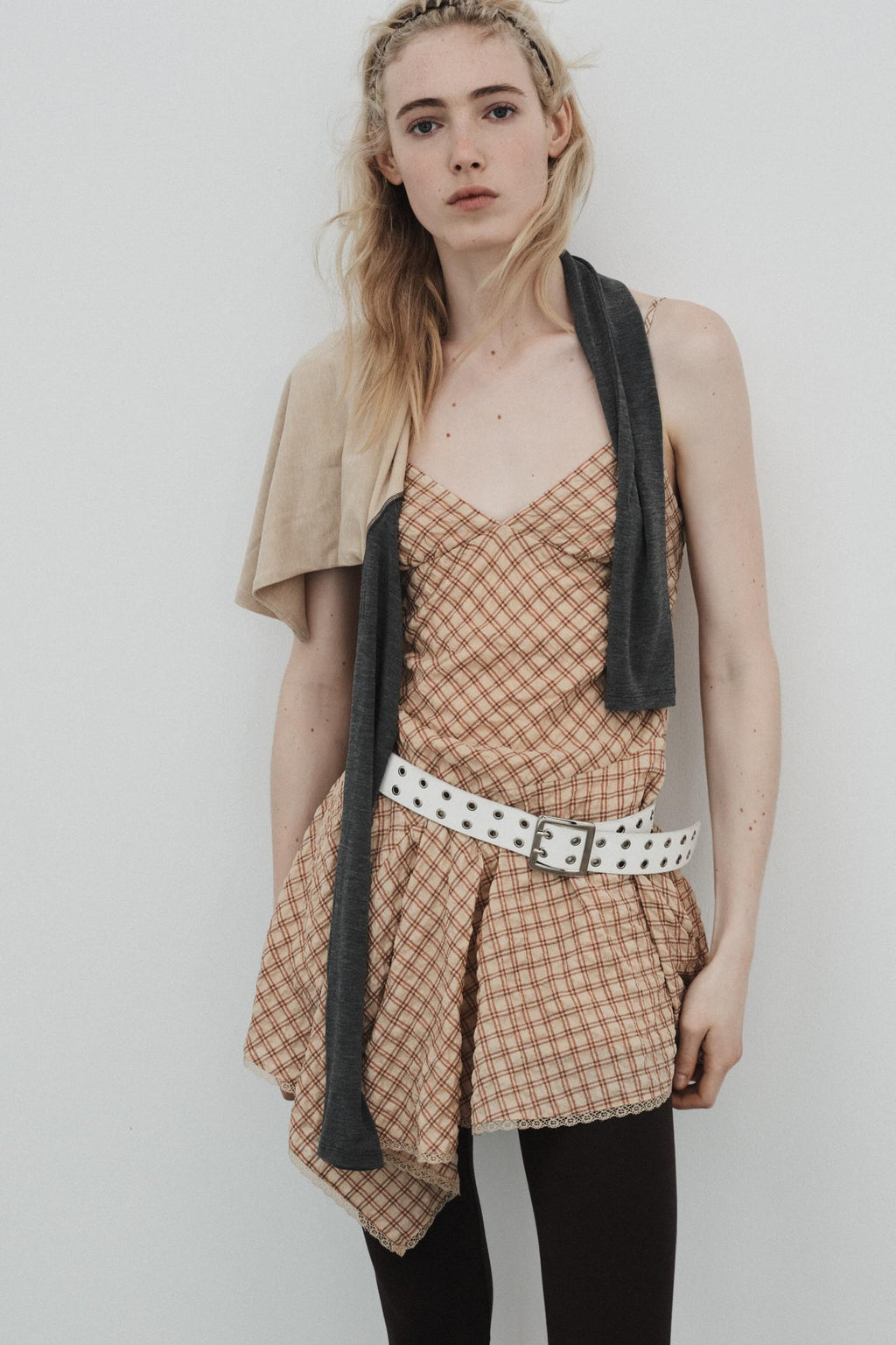 ROBE COURTE À CARREAUX ET DENTELLE