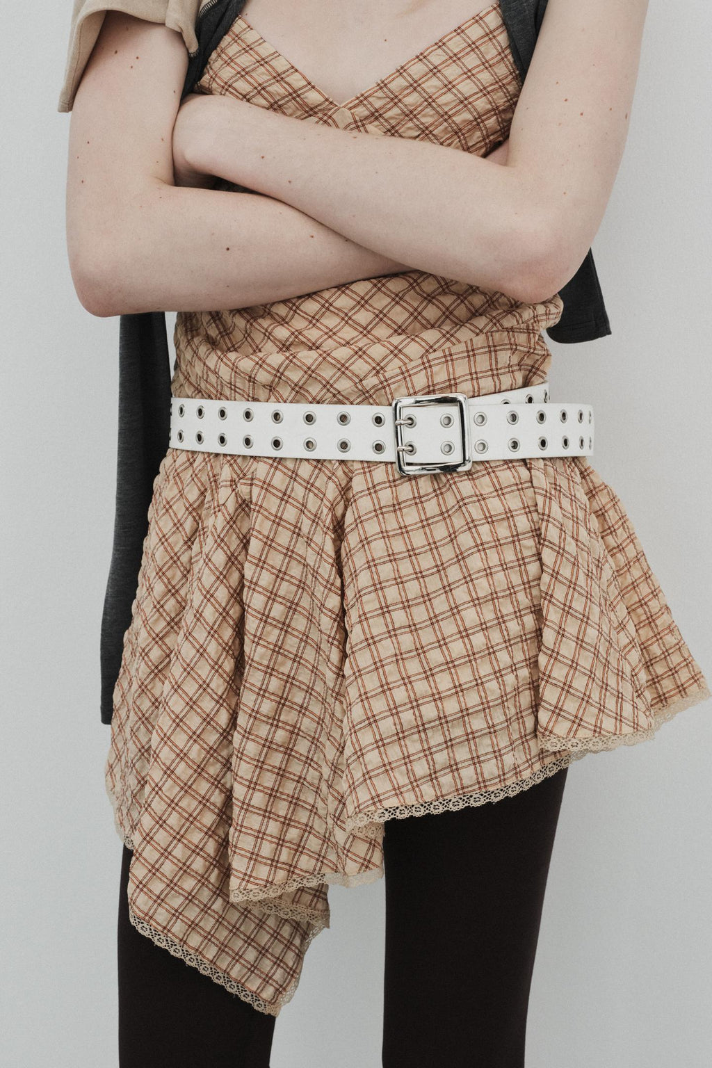 ROBE COURTE À CARREAUX ET DENTELLE