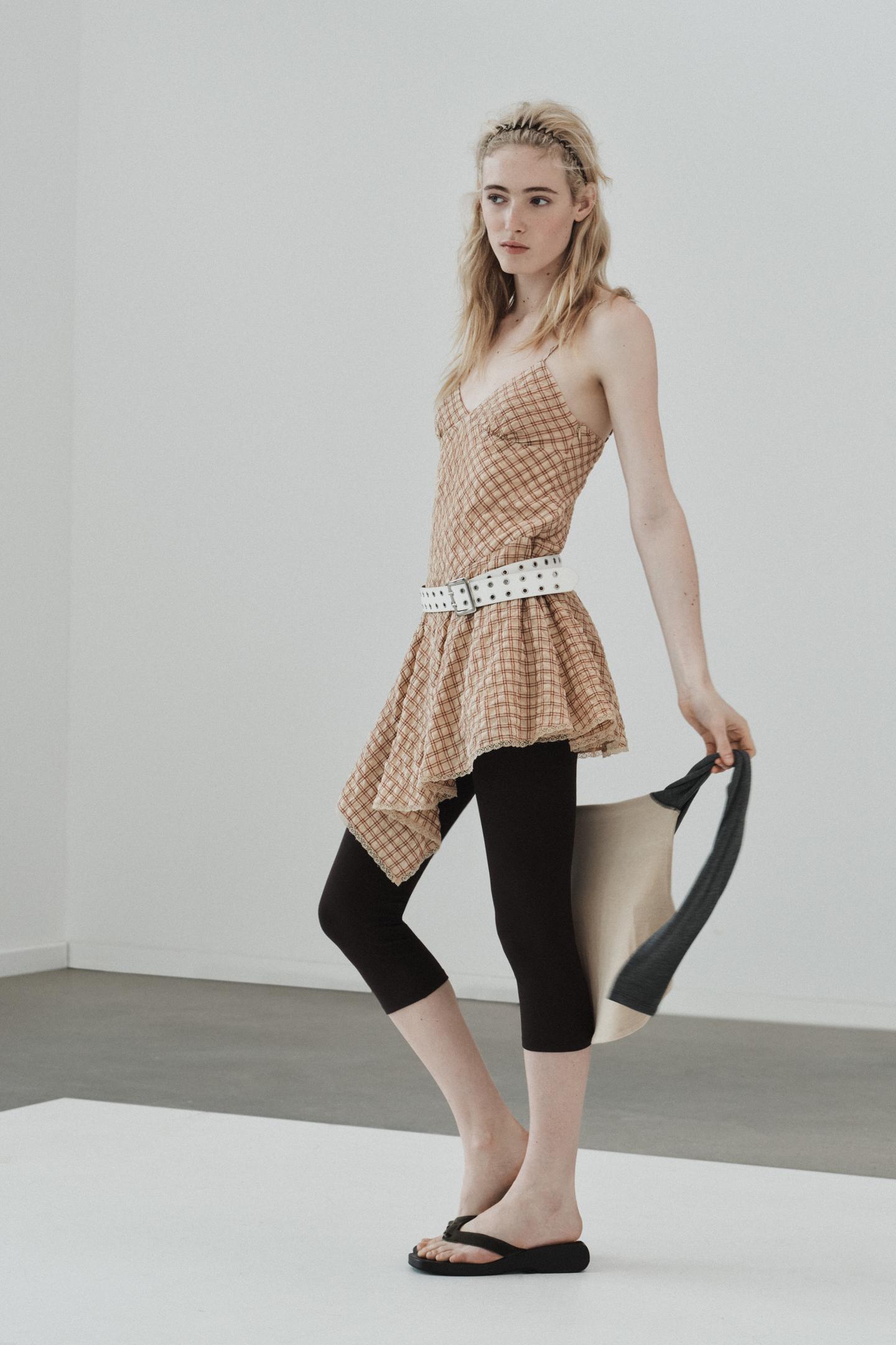 ROBE COURTE À CARREAUX ET DENTELLE