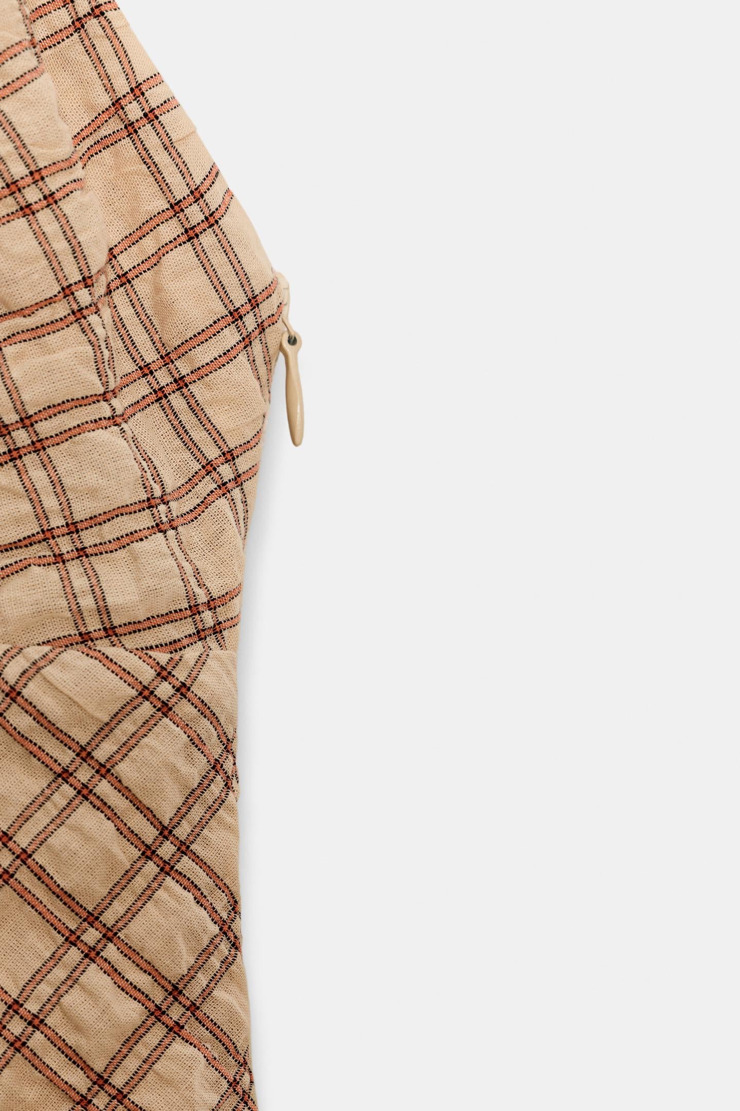 ROBE COURTE À CARREAUX ET DENTELLE