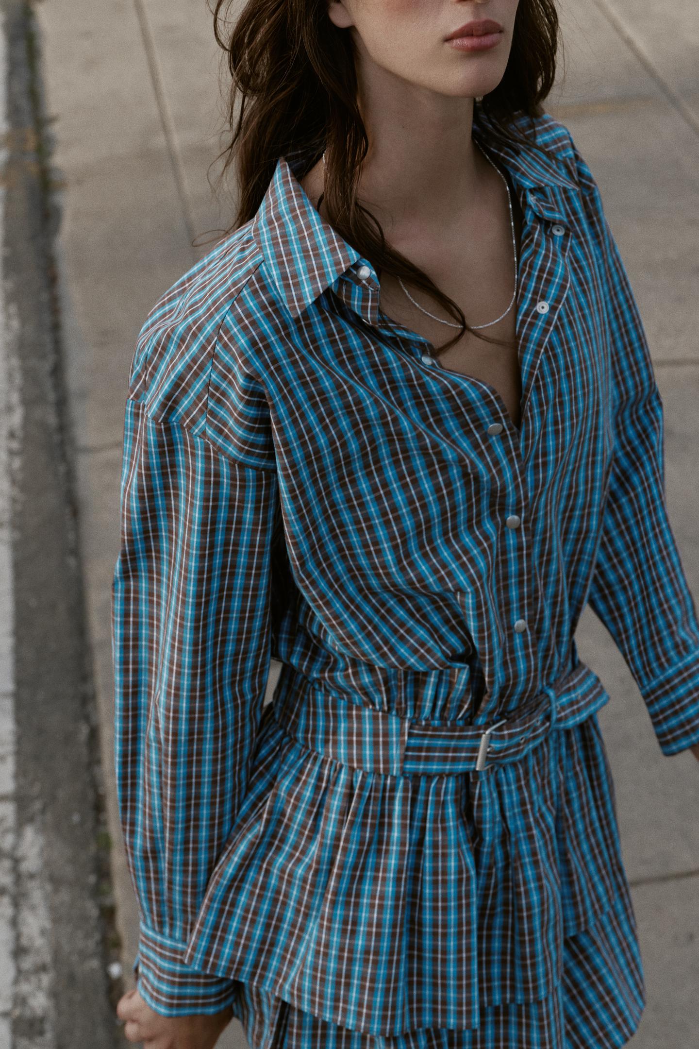 ROBE COURTE À CARREAUX AVEC VOLANTS ET CEINTURE