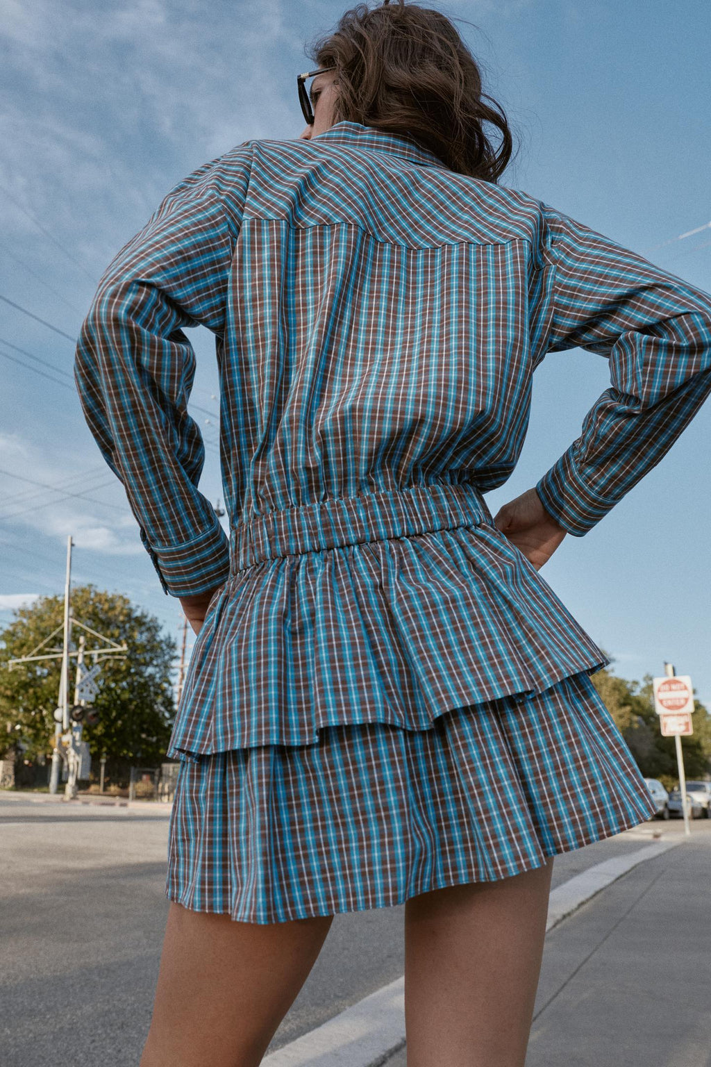 ROBE COURTE À CARREAUX AVEC VOLANTS ET CEINTURE
