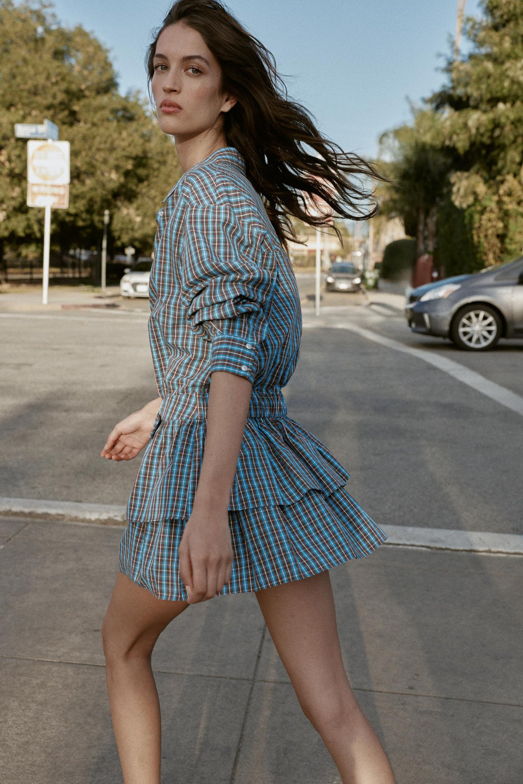 ROBE COURTE À CARREAUX AVEC VOLANTS ET CEINTURE