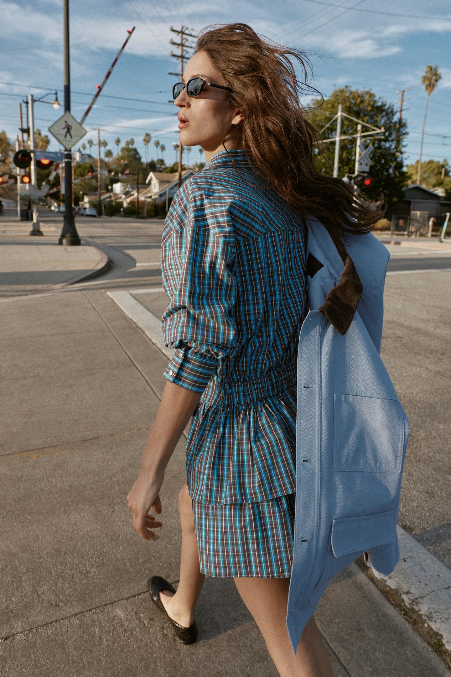ROBE COURTE À CARREAUX AVEC VOLANTS ET CEINTURE