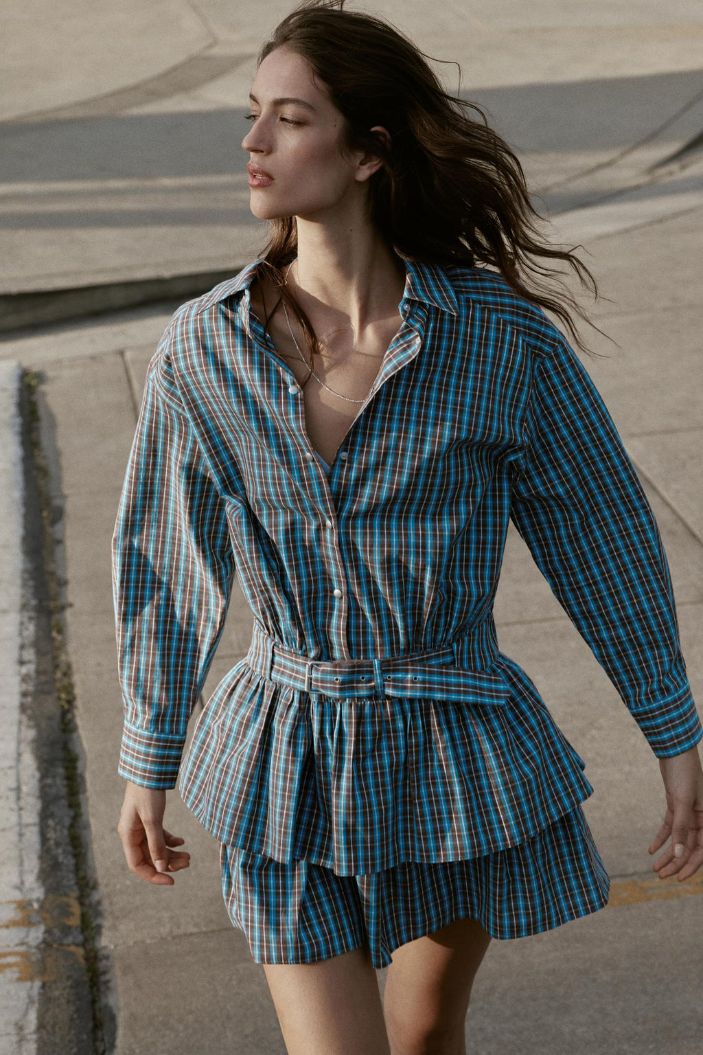 ROBE COURTE À CARREAUX AVEC VOLANTS ET CEINTURE