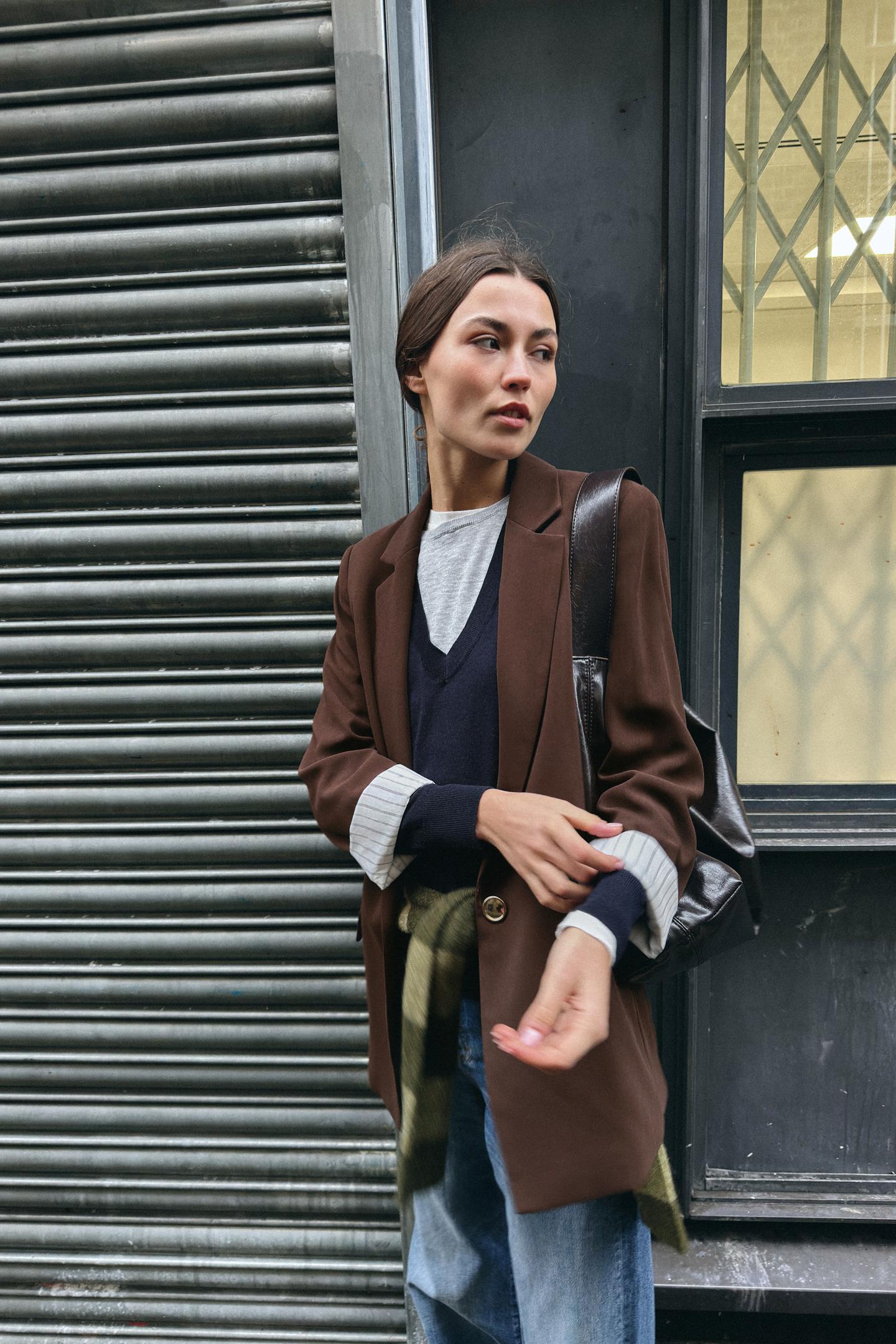 VESTE À MANCHES RETROUSSÉES ET POIGNETS IMPRIMÉS