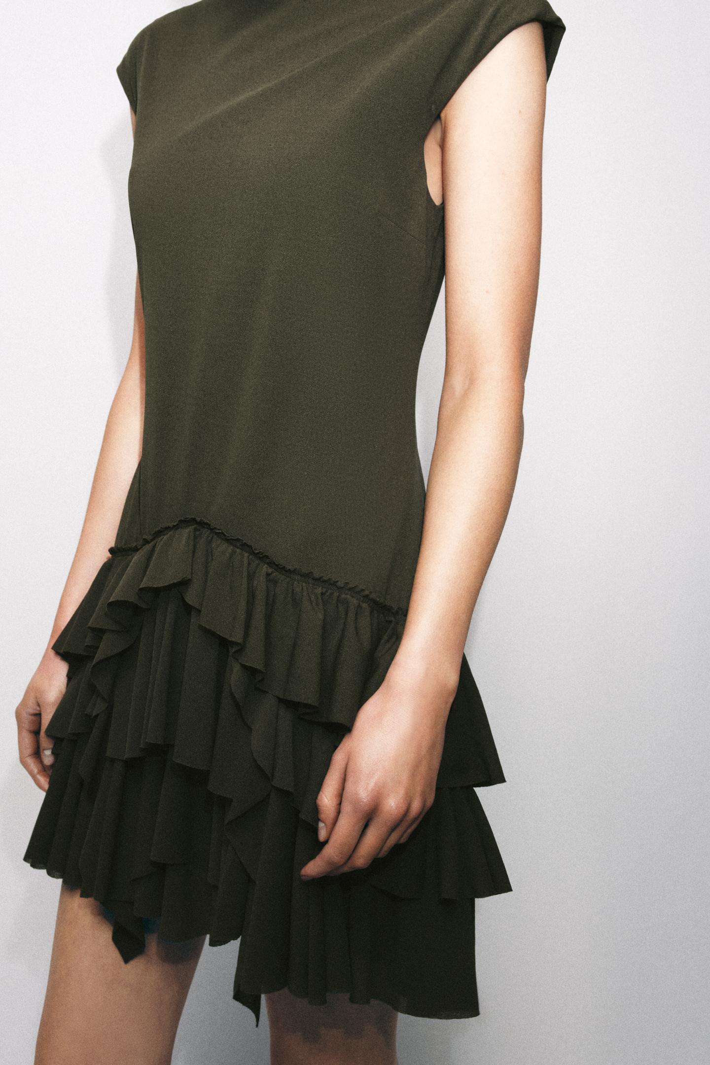 ROBE COURTE À VOLANTS