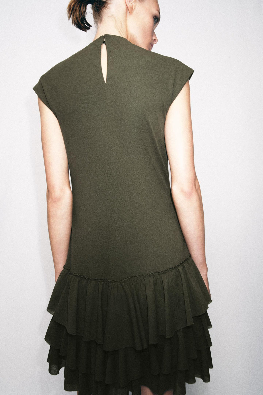 ROBE COURTE À VOLANTS