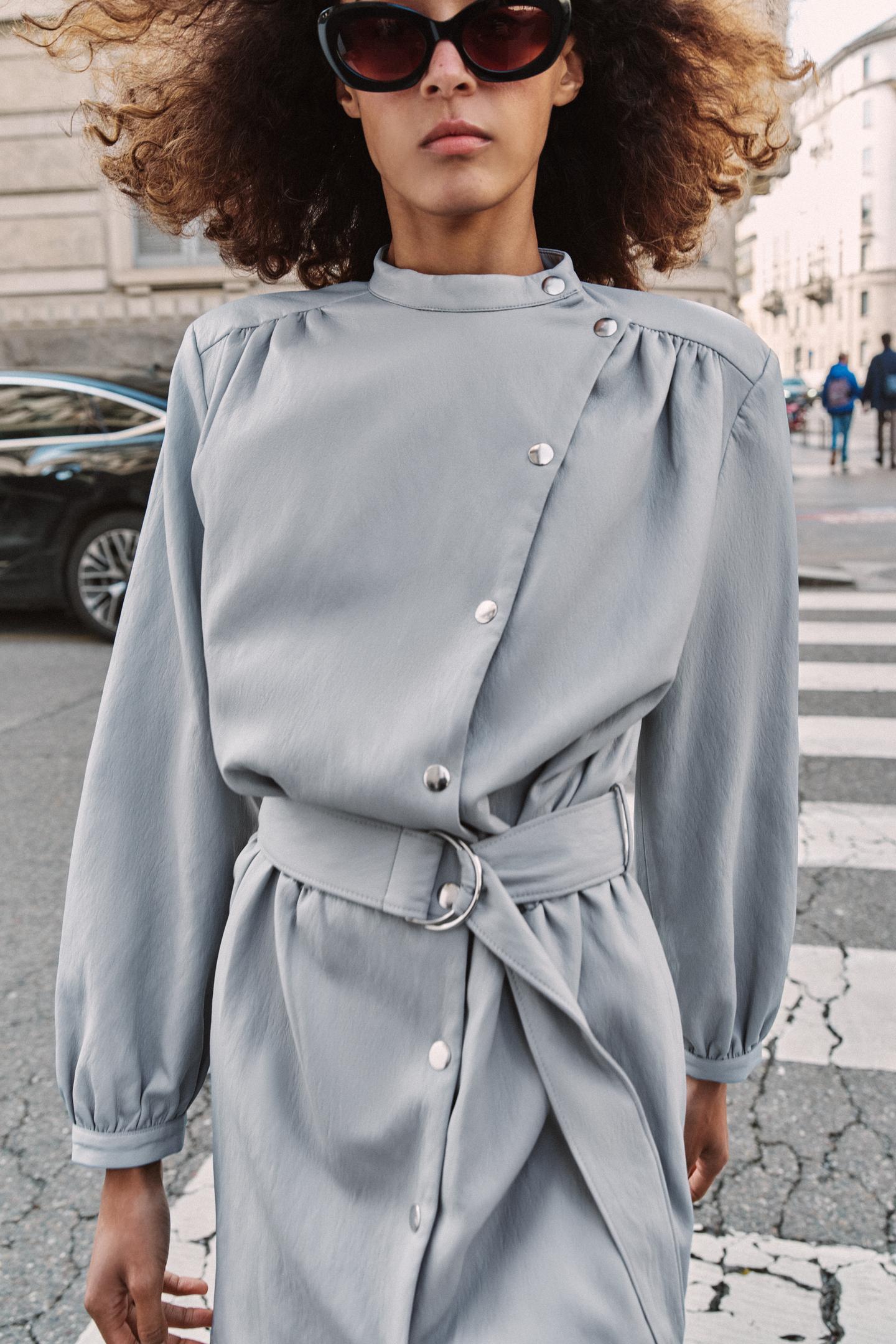 ROBE COURTE MATIÈRE SYNTHÉTIQUE AVEC CEINTURE