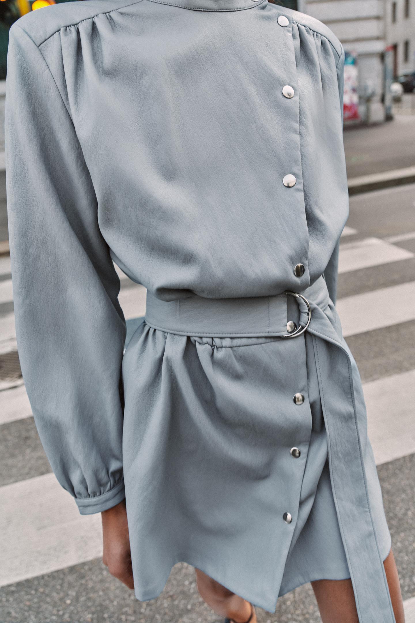 ROBE COURTE MATIÈRE SYNTHÉTIQUE AVEC CEINTURE