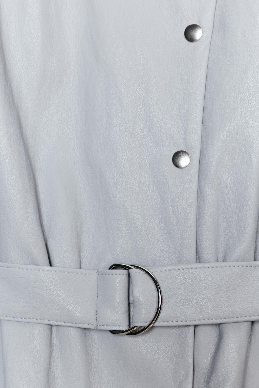 ROBE COURTE MATIÈRE SYNTHÉTIQUE AVEC CEINTURE