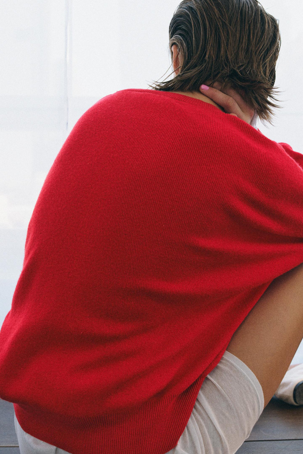 PULL EN MAILLE AVEC DÉCOLLETÉ PRONONCÉ