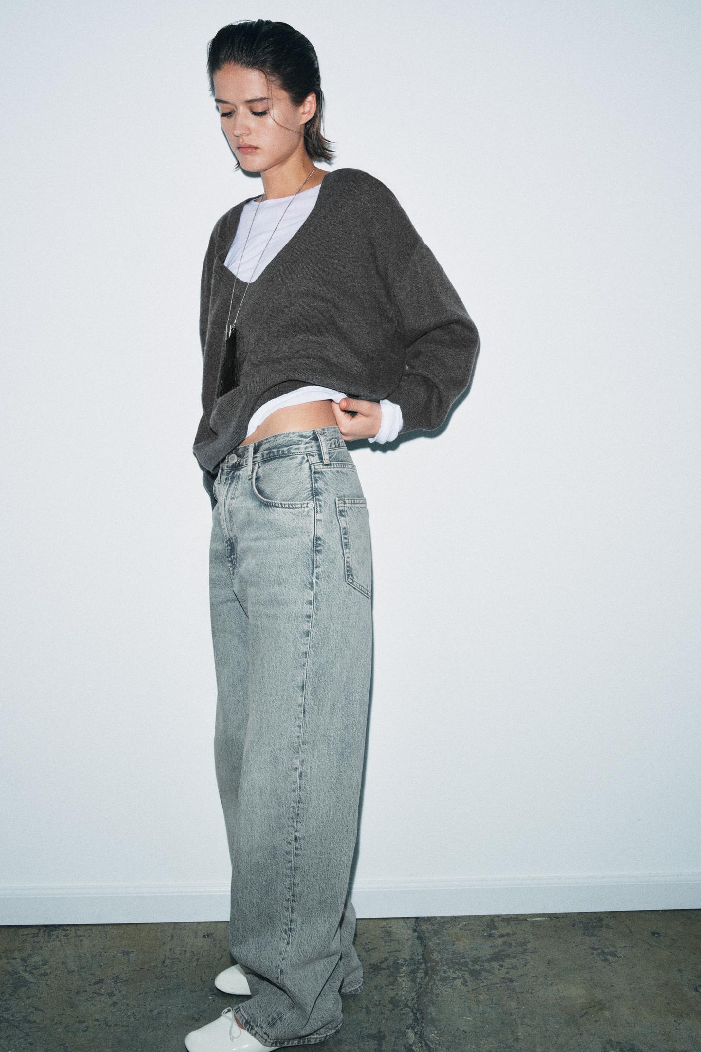 PULL EN MAILLE AVEC DÉCOLLETÉ PRONONCÉ