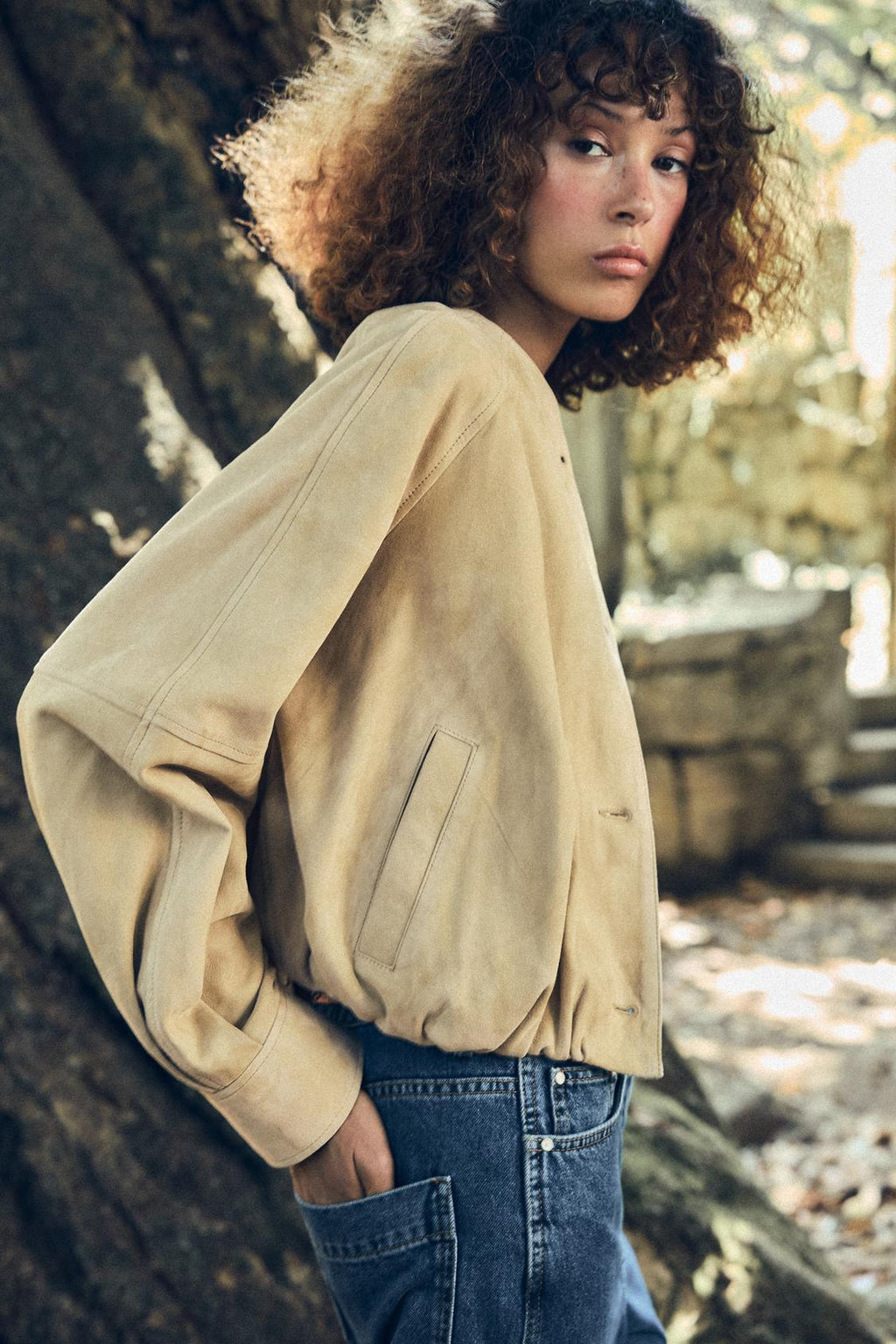 PREMIUM HIGH-WAIST JEANS MIT WEITEM BEIN IN DARK BLUE