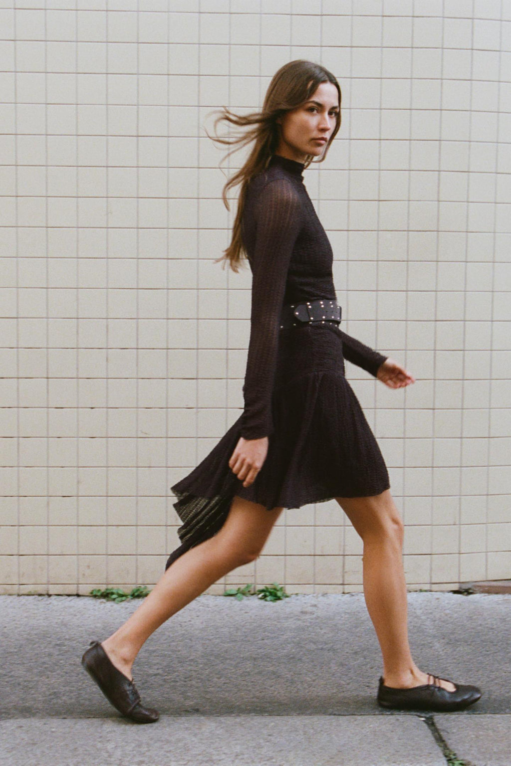 ROBE COURTE ASYMÉTRIQUE À CEINTURE