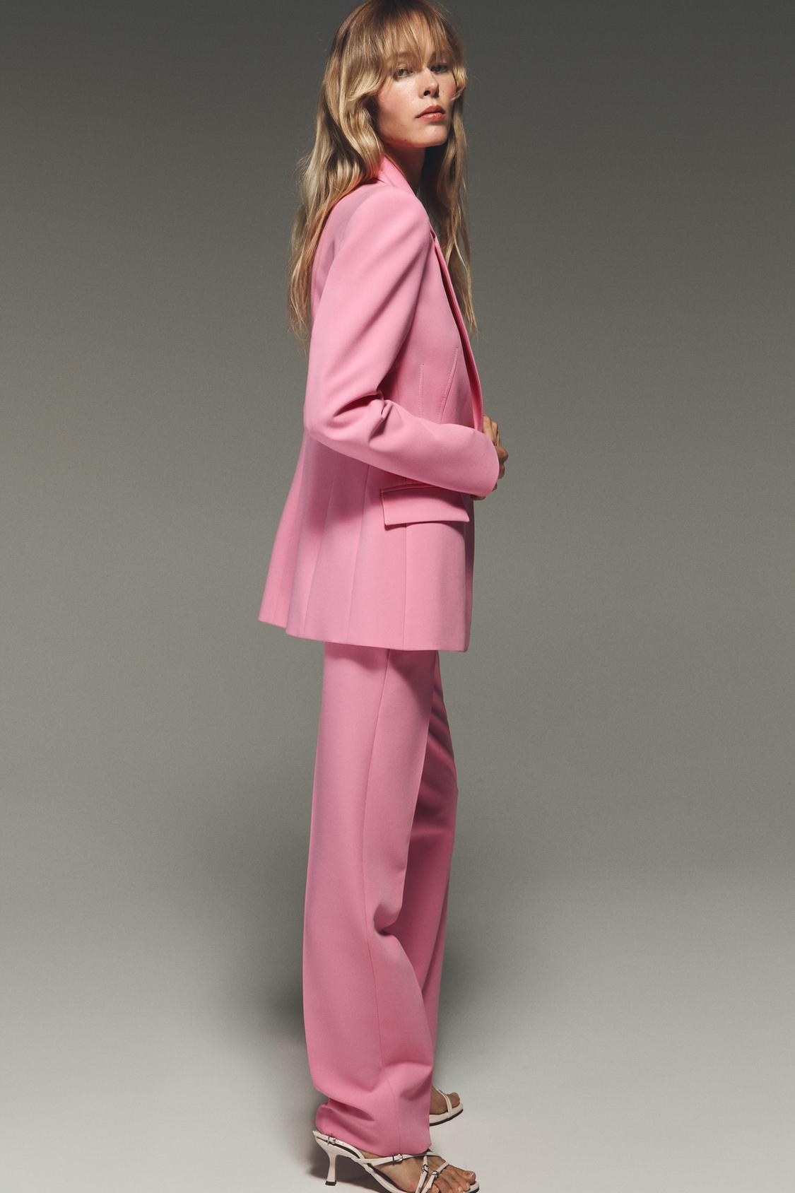 TAILLIERTER BLAZER MIT KLAPPENTASCHEN IN ROSA
