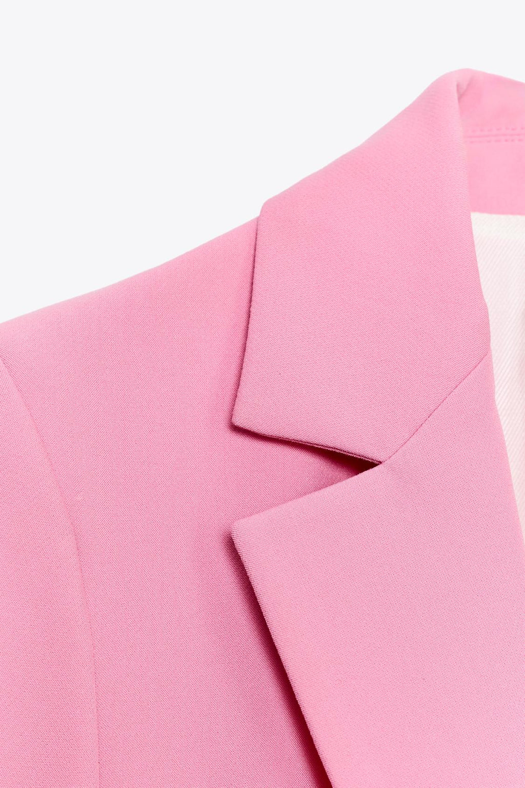 TAILLIERTER BLAZER MIT KLAPPENTASCHEN IN ROSA