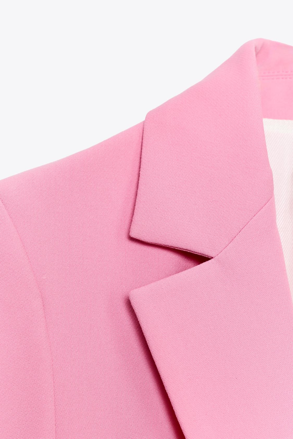 TAILLIERTER BLAZER MIT KLAPPENTASCHEN IN ROSA