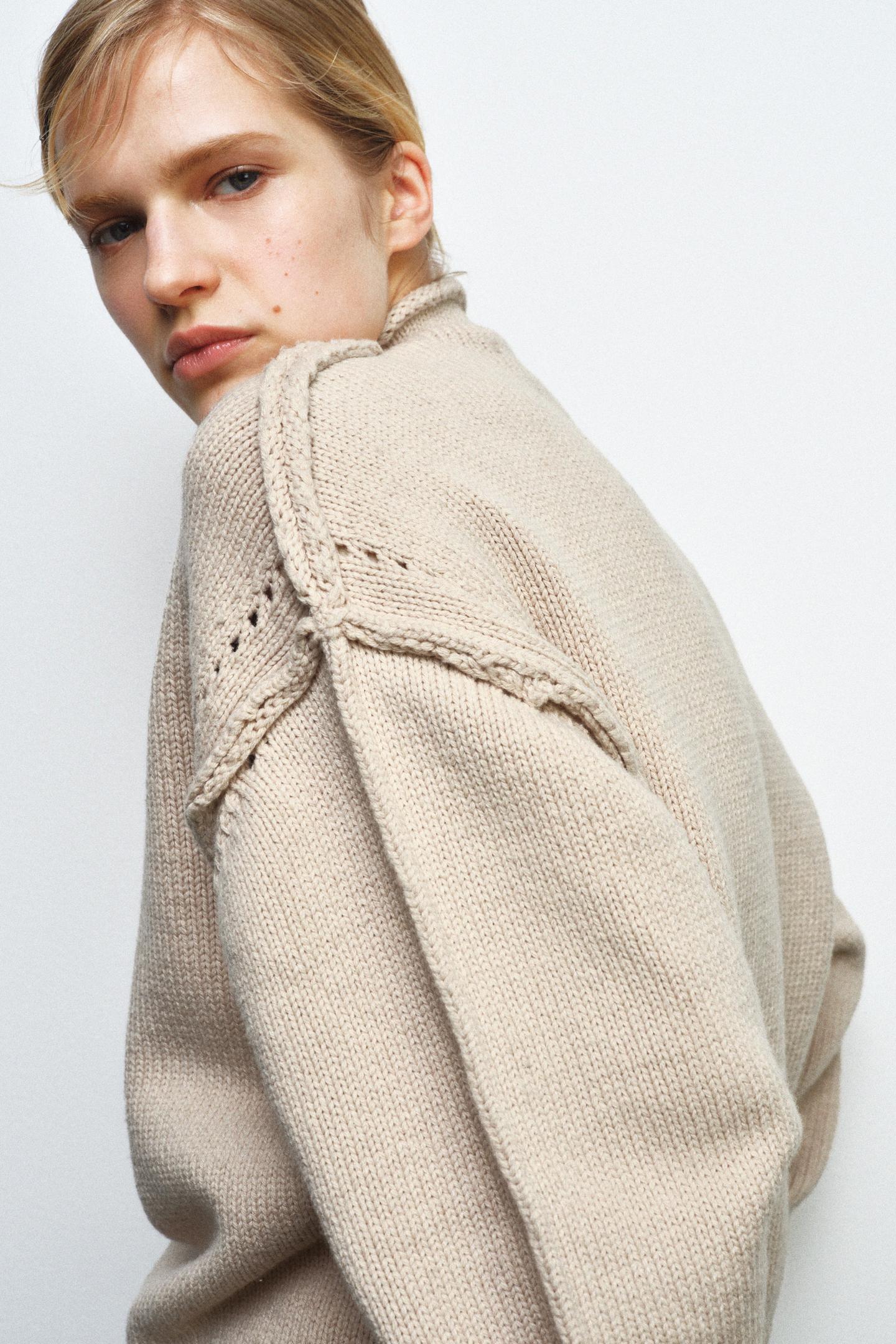 PULL EN MAILLE AVEC COUTURES