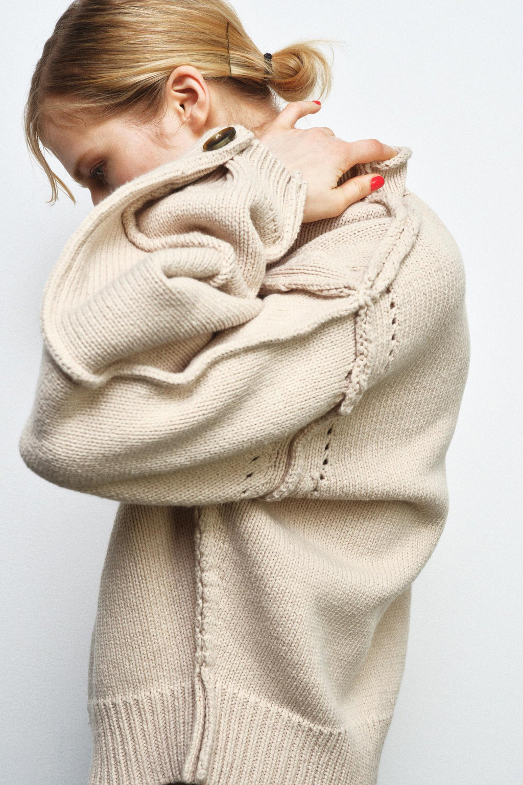 PULL EN MAILLE AVEC COUTURES