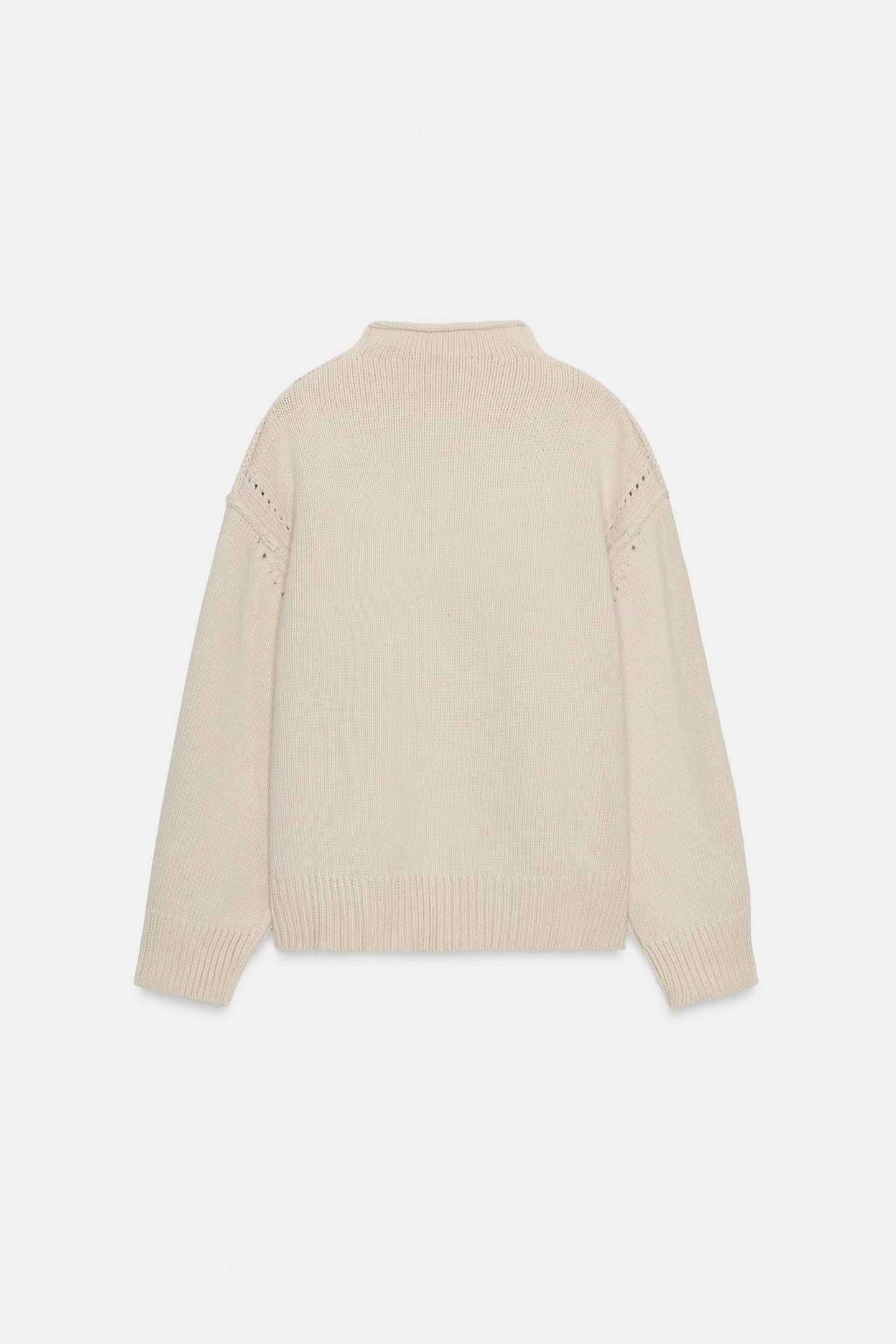PULL EN MAILLE AVEC COUTURES