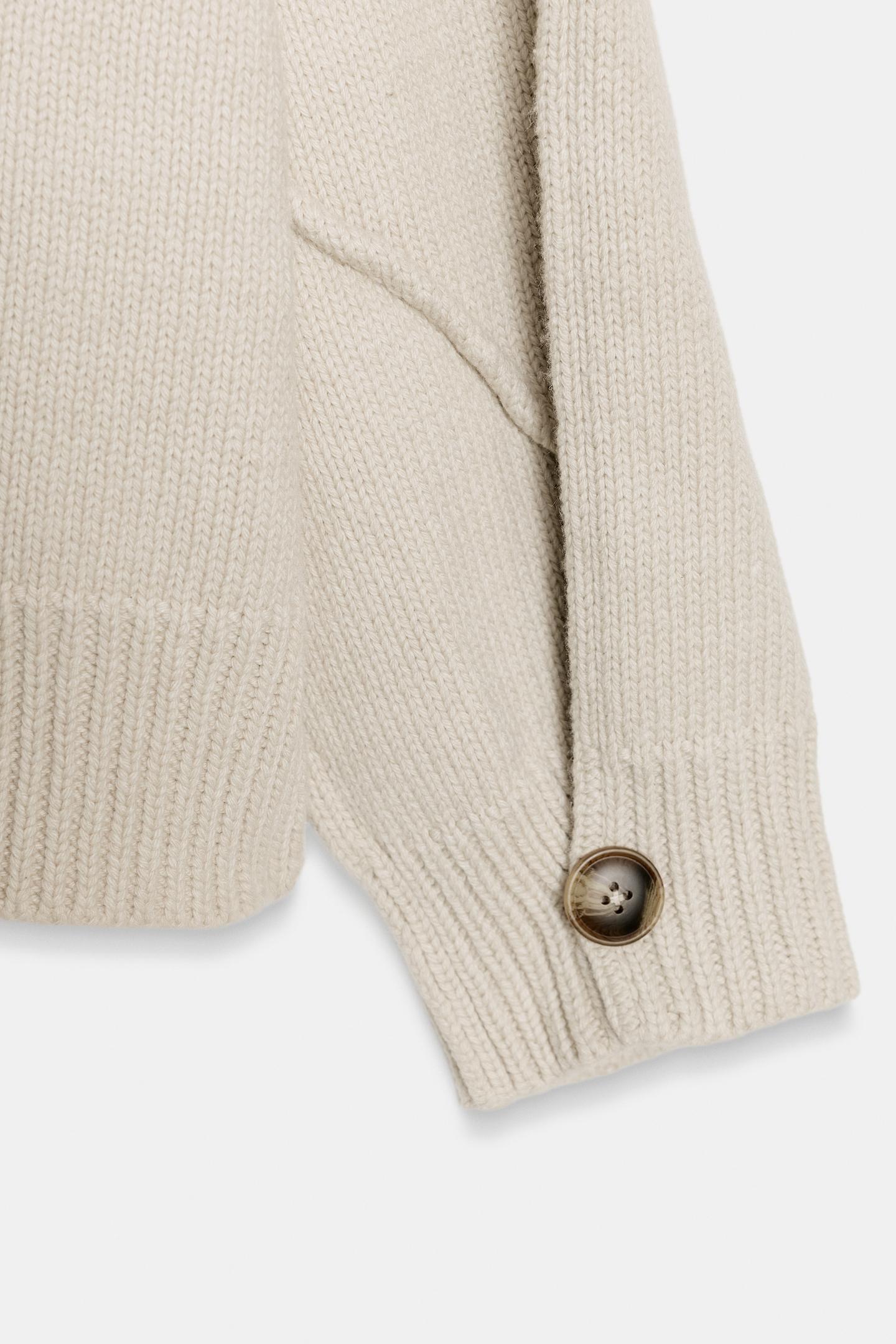 PULL EN MAILLE AVEC COUTURES