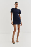 ROBE COURTE EN MAILLE À MANCHES BOUFFANTES