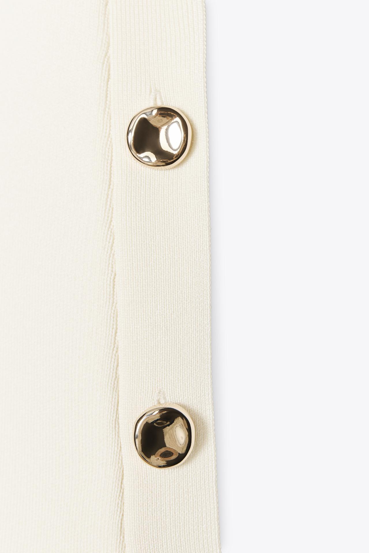 STRICKWESTE MIT SEITLICHEN METALLKNÖPFEN