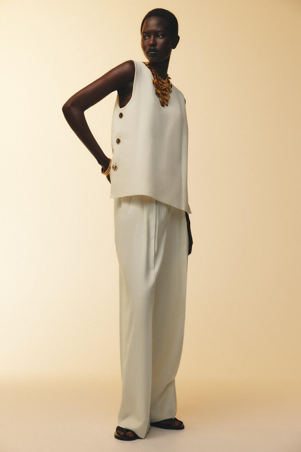 STRICKWESTE MIT SEITLICHEN METALLKNÖPFEN