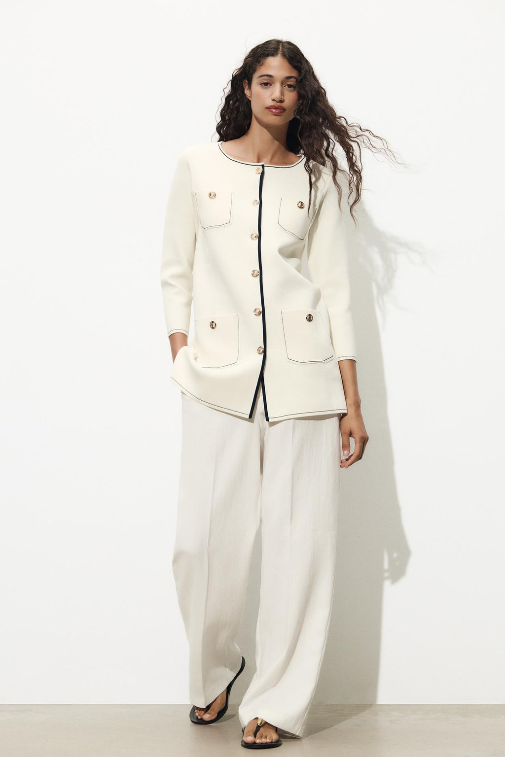LANGE STRICKJACKE MIT KONTRASTDETAILS ELFENBEIN