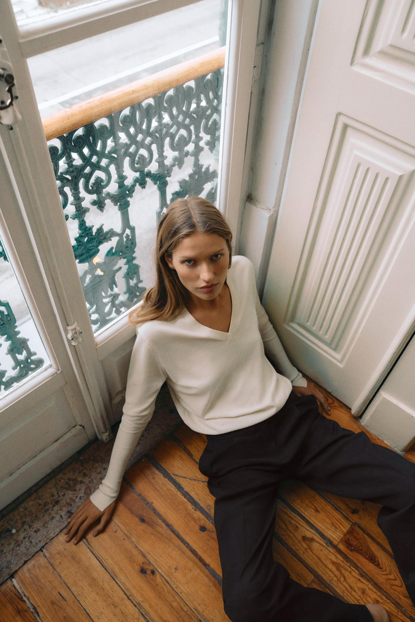 PULL EN MAILLES EXTRAFINES À COL EN V