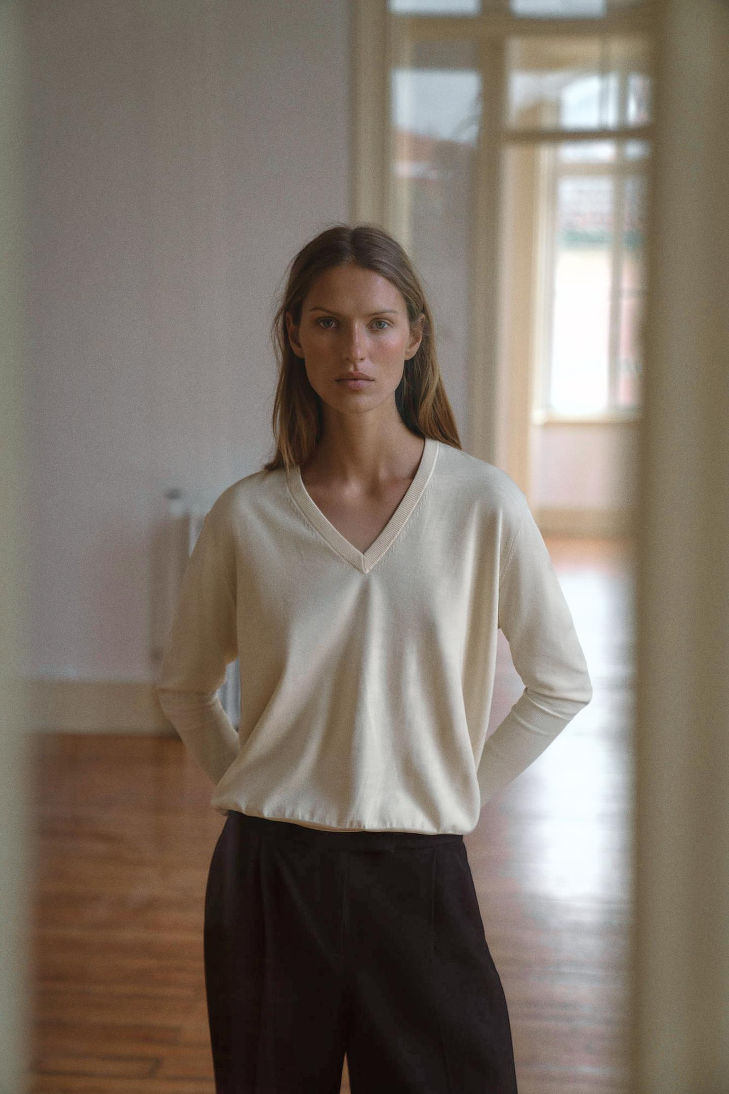 PULL EN MAILLES EXTRAFINES À COL EN V