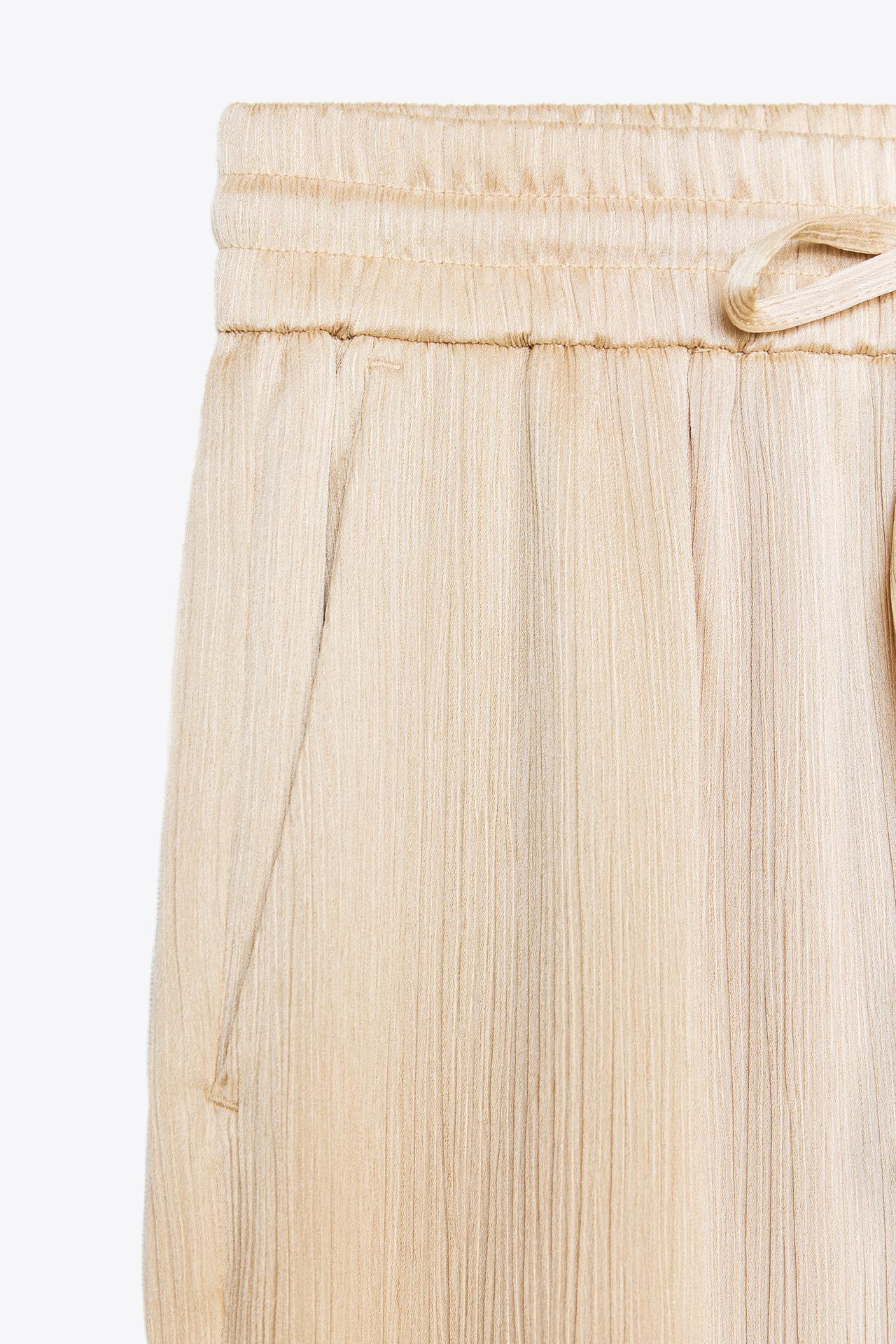 WEITE HOSE MIT FLUIDER SILHOUETTE IN BEIGE