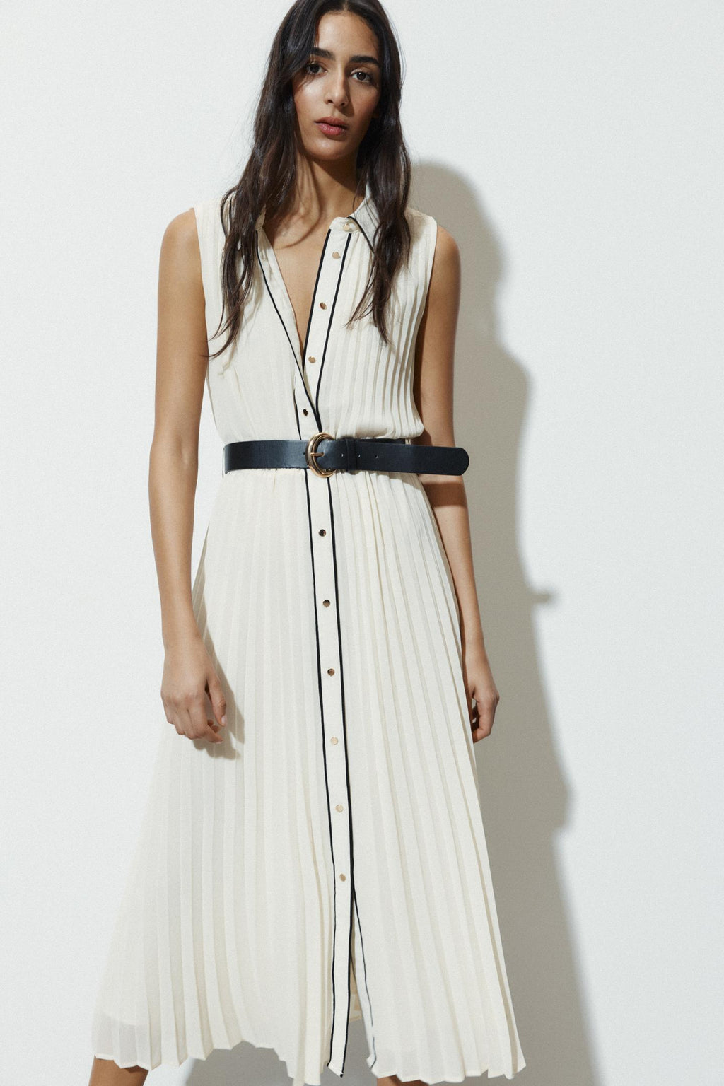 Robe midi plissée avec ceinture