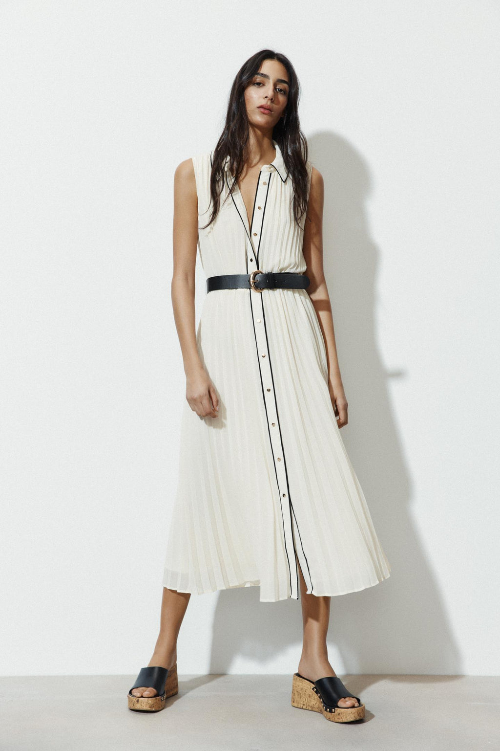 Robe midi plissée avec ceinture