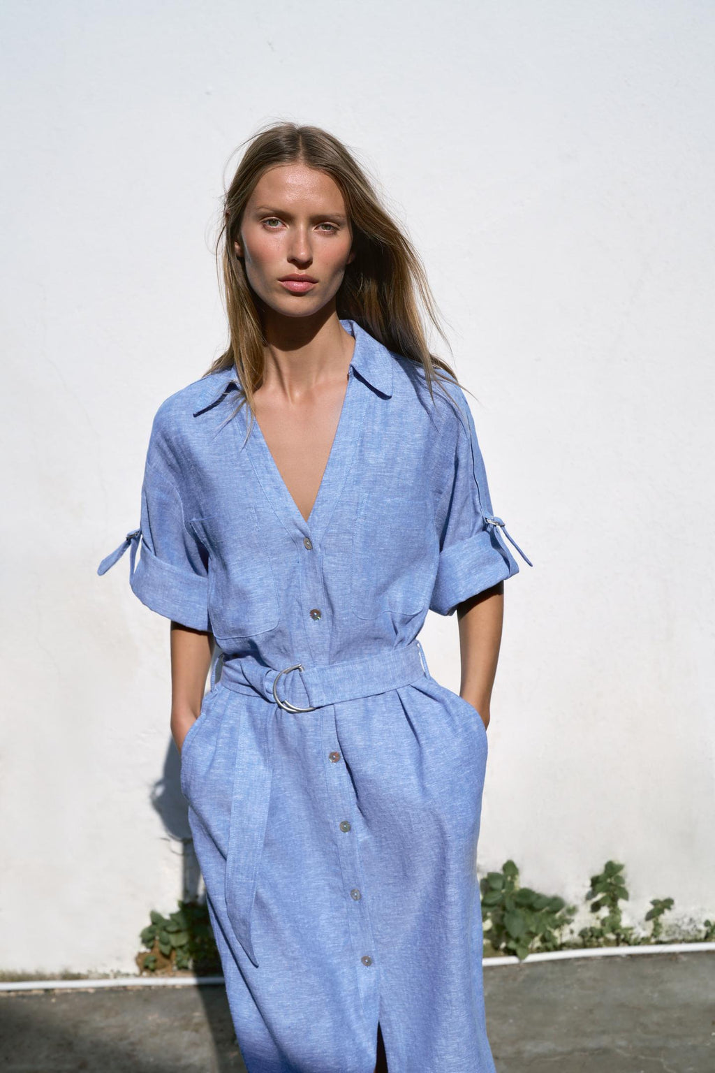 Robe mi-longue en lin avec ceinture