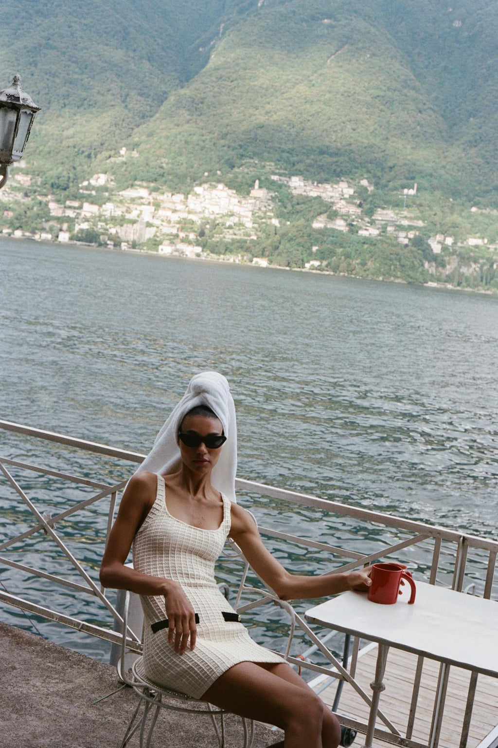 KURZES STRETCHKLEID IN NATURWEISS MIT SCHWARZEN AKZENTEN