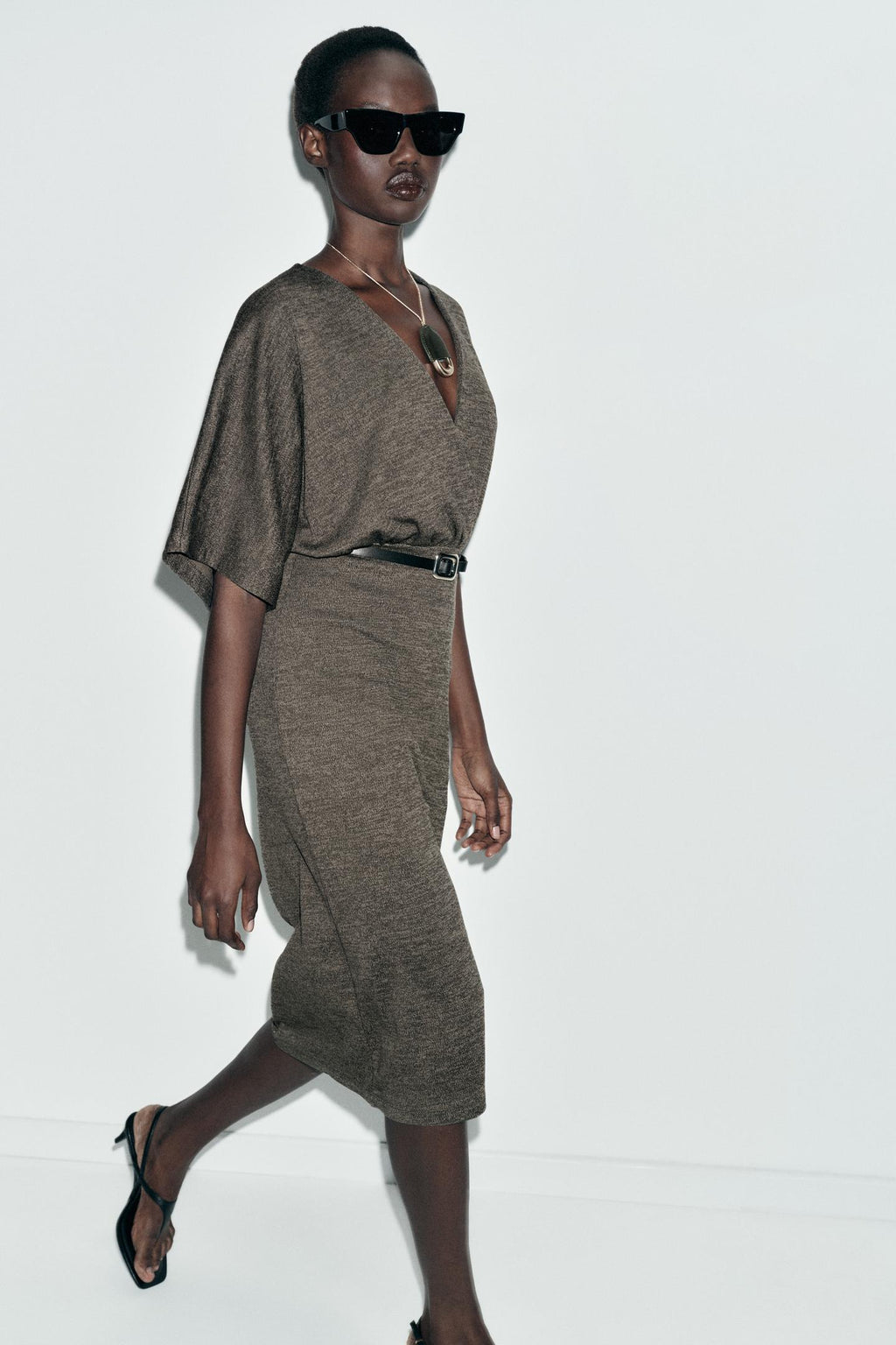 ROBE MI-LONGUE EN PIQUÉ AVEC CEINTURE