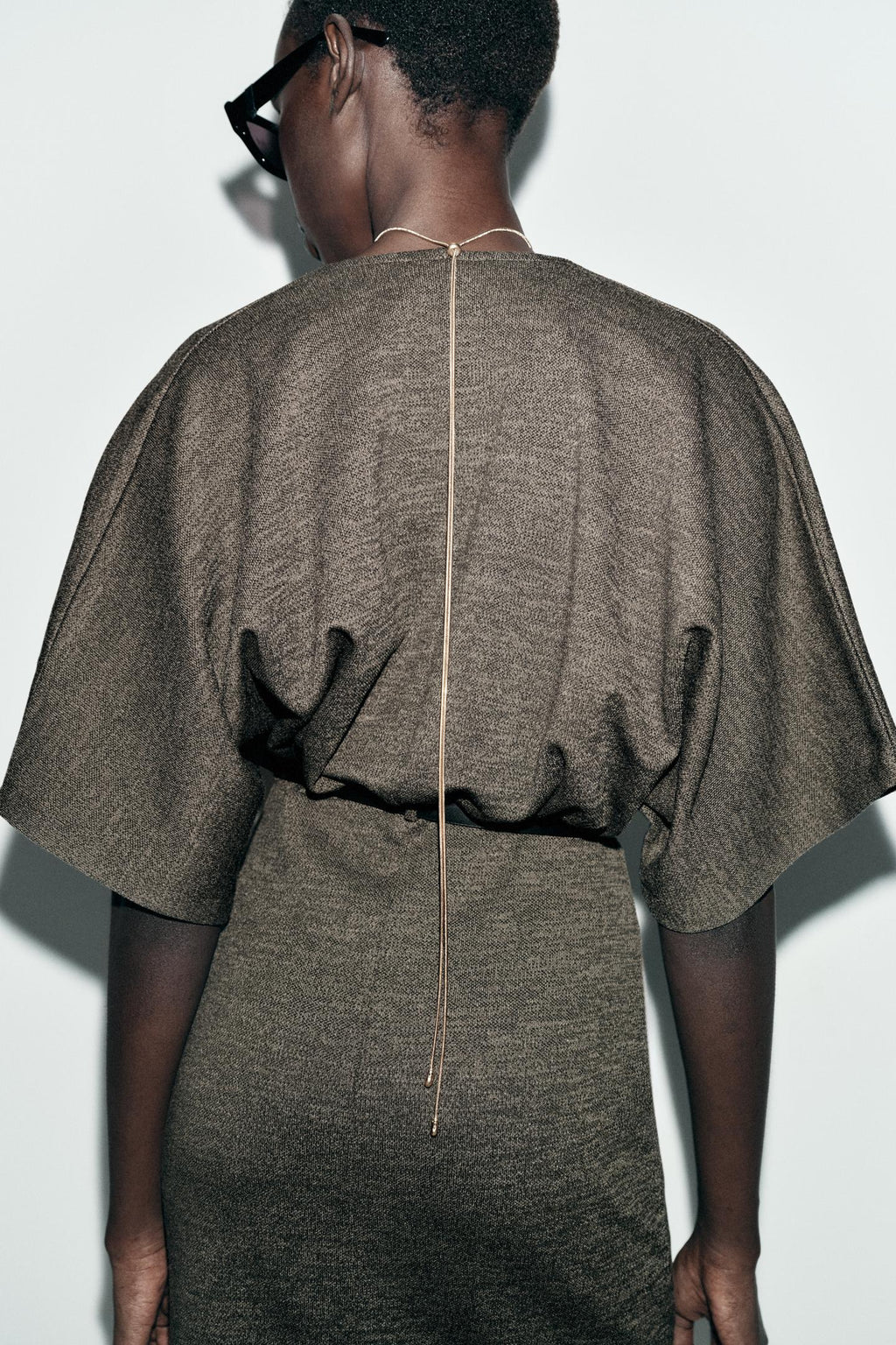 ROBE MI-LONGUE EN PIQUÉ AVEC CEINTURE
