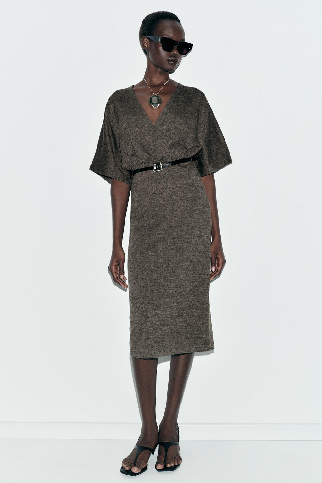 ROBE MI-LONGUE EN PIQUÉ AVEC CEINTURE