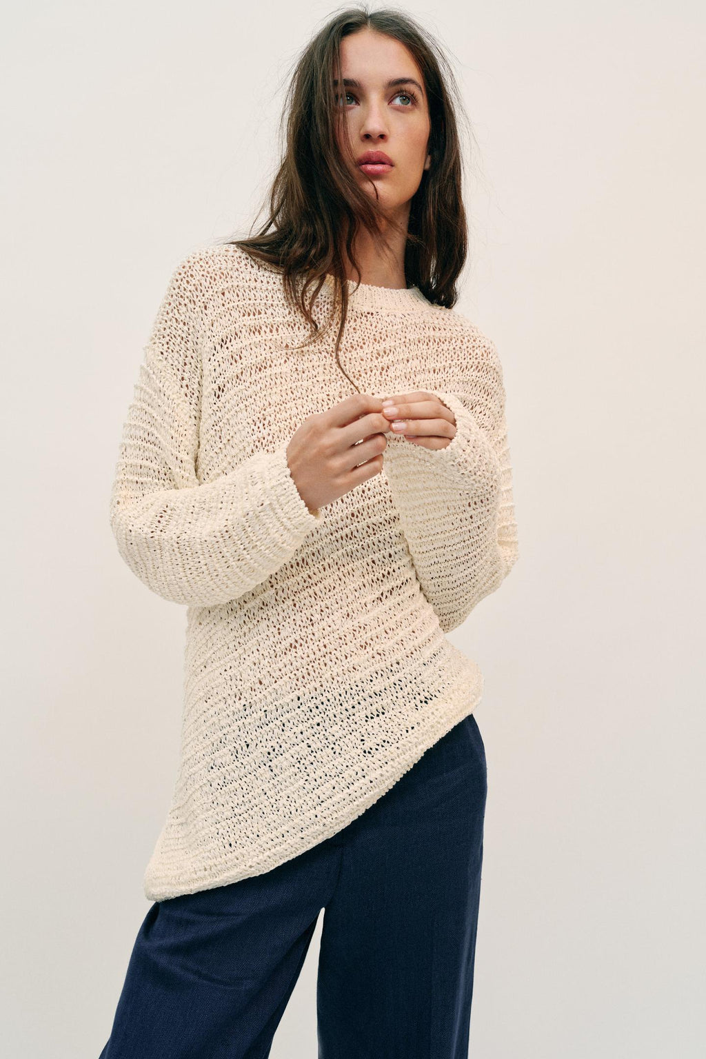 PULL OVERSIZE EN MAILLE ASYMÉTRIQUE