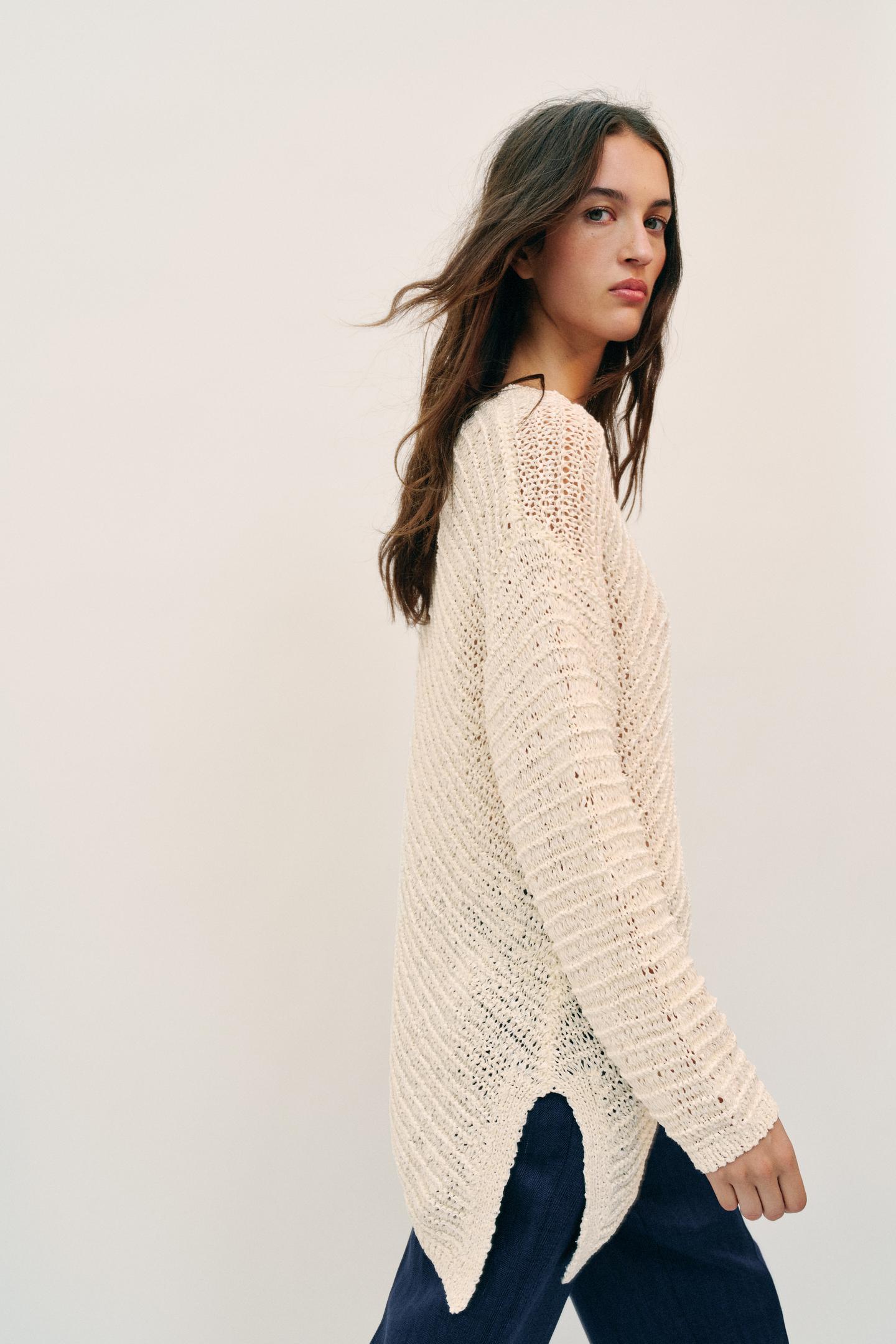 PULL OVERSIZE EN MAILLE ASYMÉTRIQUE