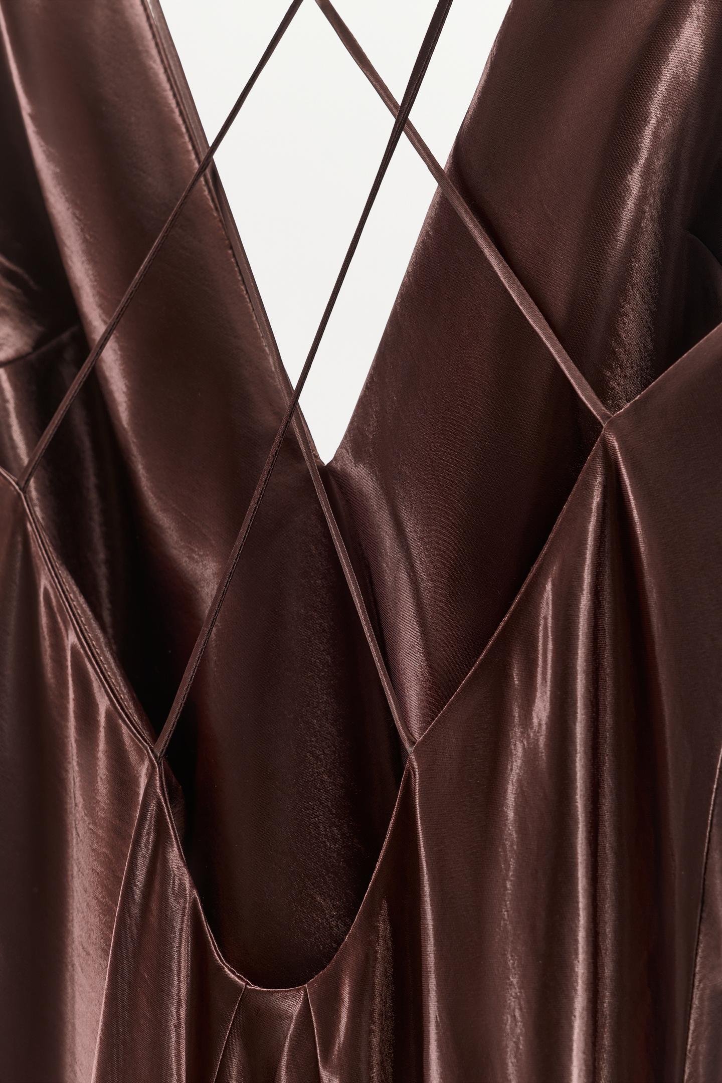 ROBE LONGUE SATINÉE AVEC VOLUME