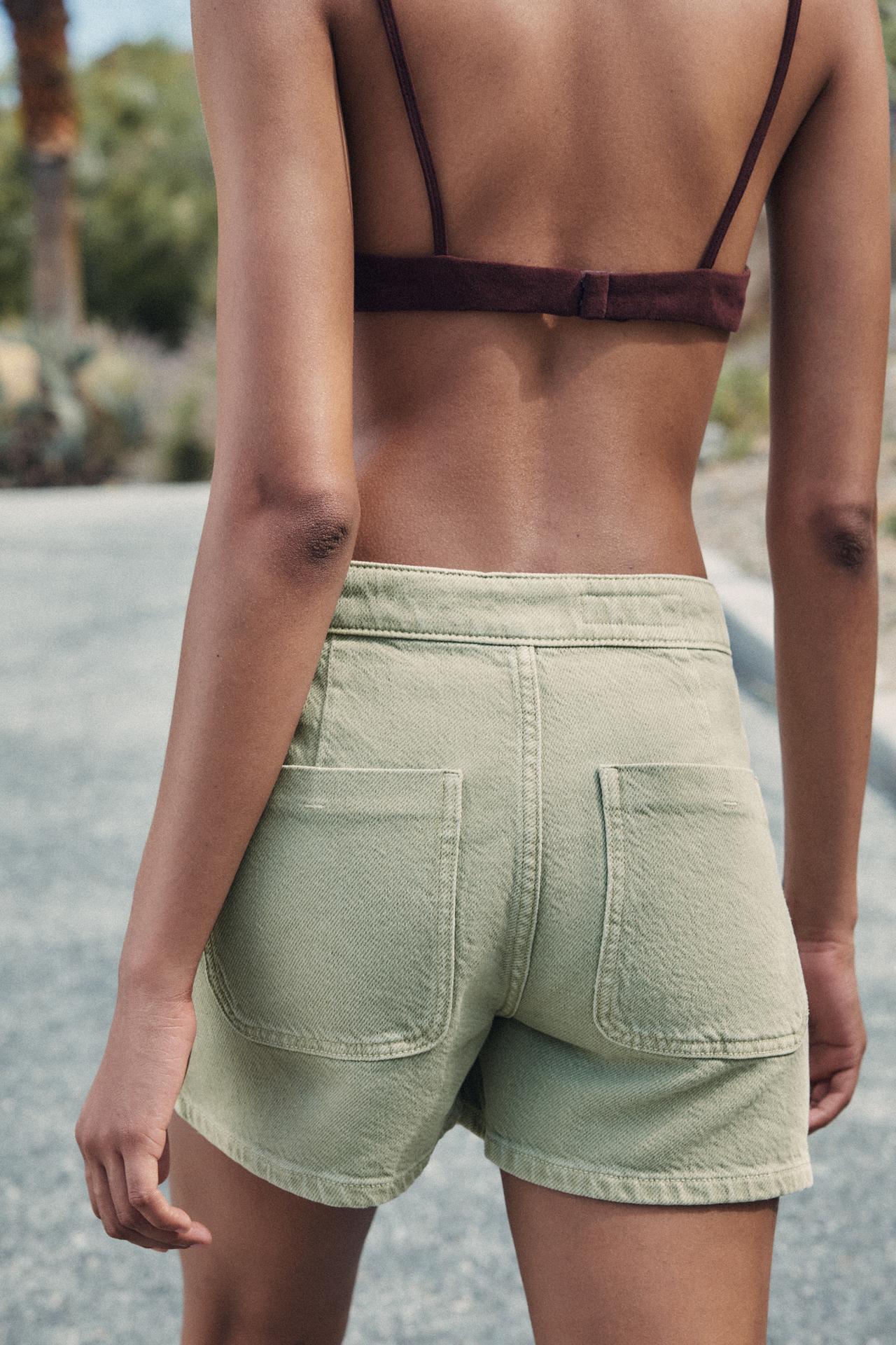 CROSSOVER-DENIM-SKORT KHAKI MIT KNOPFDETAILS